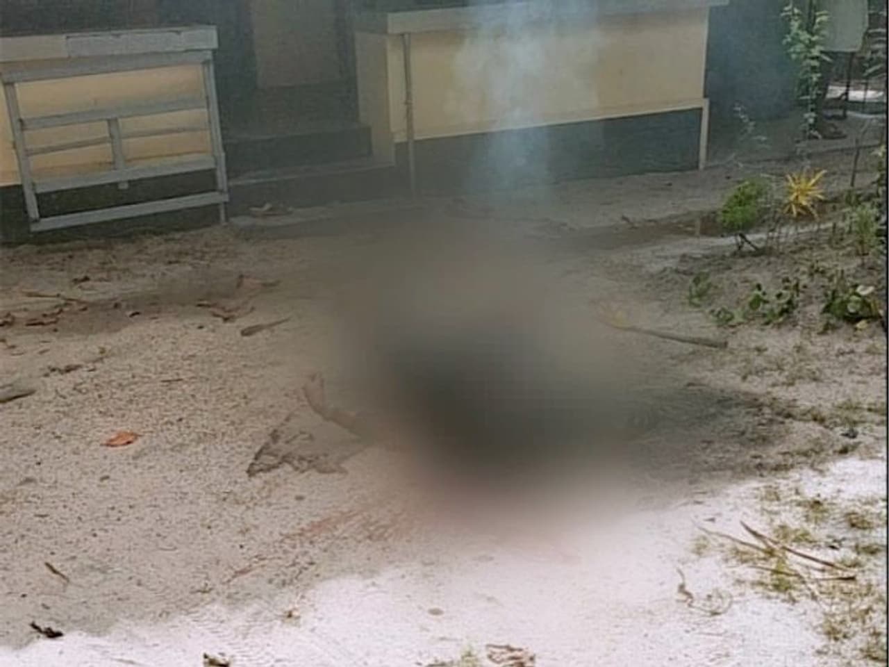 നടുറോഡില് വനിതാ പൊലീസ് ഉദ്യോഗസ്ഥയെ പൊലീസ് ഉദ്യോഗസ്ഥൻ ചുട്ടുകൊന്നു. മാവേലിക്കര വള്ളിക്കുന്നതിന് അടുത്ത് കാഞ്ഞിപ്പുഴയിലാണ് സംഭവം. വള്ളിക്കുന്ന് പൊലീസ് സ്റ്റേഷനിലെ സിവില് പൊലീസ് ഓഫീസറായ സൗമ്യ പുഷ്പകരനാണ് മരിച്ചത്. സ്കൂട്ടറില് പോവുകയായിരുന്ന സൗമ്യയെ കുത്തി വീഴ്ത്തിയ ശേഷം പെട്രോളൊഴിച്ച് തീ കൊളുത്തി കൊലപെടുത്തുകയായിരുന്നു. നടുറോഡില് വനിതാ പൊലീസ് ഉദ്യോഗസ്ഥയെ പൊലീസ് ഉദ്യോഗസ്ഥൻ ചുട്ടുകൊന്നു. മാവേലിക്കര വള്ളിക്കുന്നതിന് അടുത്ത് കാഞ്ഞിപ്പുഴയിലാണ് സംഭവം. വള്ളിക്കുന്ന് പൊലീസ് സ്റ്റേഷനിലെ സിവില് പൊലീസ് ഓഫീസറായ സൗമ്യ പുഷ്പകരനാണ് മരിച്ചത്. സ്കൂട്ടറില് പോവുകയായിരുന്ന സൗമ്യയെ കുത്തി വീഴ്ത്തിയ ശേഷം പെട്രോളൊഴിച്ച് തീ കൊളുത്തി കൊലപെടുത്തുകയായിരുന്നു.