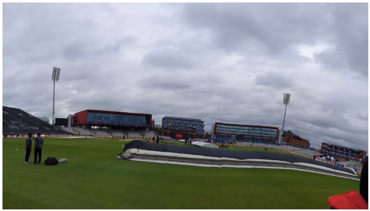 ലോകകപ്പിലെ ചൂടന് പോരാട്ടത്തെ മഴ തണുപ്പിക്കുമോയെന്ന് കാത്തിരുന്നറിയാം. ഓള്ഡ് ട്രാഫോര്ഡിലെ പിച്ച് മൂടിയ നിലയിലായിരുന്നു. ലോകകപ്പിലെ ചൂടന് പോരാട്ടത്തെ മഴ തണുപ്പിക്കുമോയെന്ന് കാത്തിരുന്നറിയാം. ഓള്ഡ് ട്രാഫോര്ഡിലെ പിച്ച് മൂടിയ നിലയിലായിരുന്നു.