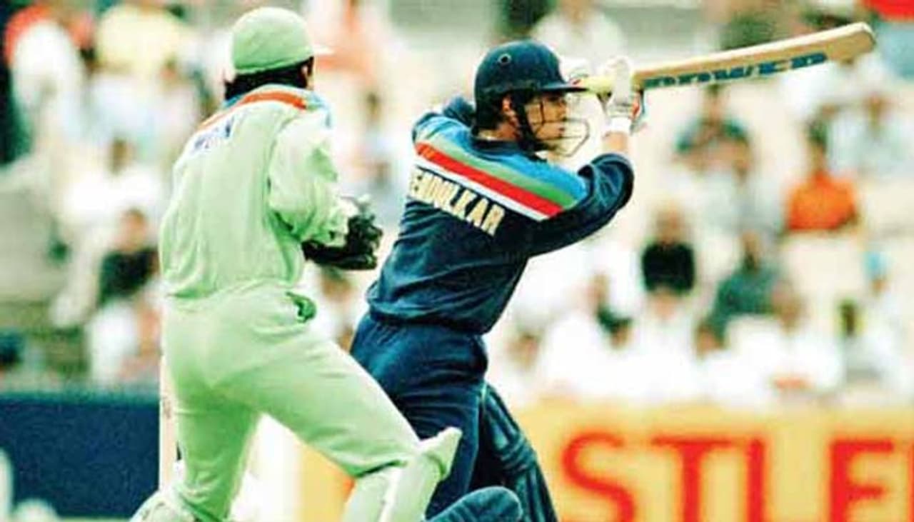 1992 ല് ഇന്ത്യന് ക്രിക്കറ്റിന്റെ അല്ല, ലോക ക്രിക്കറ്റിന്റെ തന്നെ ദൈവം ആദ്യമായി ലോകകപ്പ് കളിക്കാനിറങ്ങി. അതെ തന്റെ 18 ാമത്തെ വയസില് സച്ചിന് രമേഷ് ടെന്റഡുല്ക്കര് ലോകക്കപ്പ് ക്രിക്കറ്റ് കളിച്ചു. അന്നേവരെ കളിച്ചവരില് ഏറ്റവും പ്രായം കുറഞ്ഞവനായി. '92 ലെ ലോകകപ്പ് ആദ്യമായി പാകിസ്ഥാന് സ്വന്തമാക്കി. എന്നാല് പാകിസ്ഥാന് ആ മധുരത്തെക്കാള് വലിയൊരു ആഘാതം നല്കിയത് ഇന്ത്യയായിരുന്നു. 49 ഓവറില് 7 ന് 216 എന്ന ചെറിയ റണ്സില് ഇന്ത്യയെ പാകിസ്ഥാന് ഒതുക്കി നിര്ത്തി. അപ്പോഴും തലയെടുപ്പോടെ ആ കൊച്ചു പയ്യന് തന്റെ ബാറ്റുമായി പതുക്കെ ഗ്യാലറിയിലേക്ക് നടന്നു. 62 ബോളില് 54 റണ്ണുമായി. ഇമ്രാന്ഖന് എന്ന അതികായനായ ക്യാപ്റ്റന്. ആമിര് സുഹൈല് മുതല് സലിം മാലിക്ക് വരെയുള്ള ശക്തമായ ബാറ്റിങ്ങ് നിര. ആദ്യ ഓവറുകളില് കപിലും പ്രഭാകറും വിക്കറ്റുകള് കൊയ്ത് ഇന്ത്യയ്ക്ക് വഴികാട്ടി. പക്ഷേ ഒരറ്റം കാത്ത് ആമിര് സൊഹൈല്. കപില് പന്ത് പയ്യനായ സച്ചിനെ ഏല്പ്പിക്കുന്നു. സച്ചിന്റെ പന്തില് ശ്രീകാന്ത് ആമിറിനെ കൈക്കുള്ളിലാക്കുന്നു. പാക് പോരാട്ടം ആ പന്തില് അവസാനിച്ചു. സിഡ്നിയുടെ മൈതാനങ്ങളില് ആരവമുയര്ന്നു. സച്ചിന് സച്ചിന് ... 10 ഓവറില് 37 റണ്സ് മാത്രം വിട്ടുകൊടുത്ത് ഒരു വിക്കറ്റും കൊയ്ത സച്ചിന് കളിയിലെ താരമായി. 48.1 ഓവറില് 173 ന് എല്ലാ പാക് പടയാളികളും അന്ന് കൂടാരം കയറി. ലോകകപ്പ് നേടിയിട്ടും യുദ്ധം ജയിക്കാതെ പോയ സൈന്യമായി പാകിസ്ഥാന്. ഇതിനിടെ ഇന്ത്യന് കീപ്പര് കിരണ് മോറെയേ പാക് ബാറ്റ്സ് മാന് ജാവേദ് മിയാന്ദാദ് കളിയാക്കിയത് ഏറെ വിവാദമായി. 1992 ല് ഇന്ത്യന് ക്രിക്കറ്റിന്റെ അല്ല, ലോക ക്രിക്കറ്റിന്റെ തന്നെ ദൈവം ആദ്യമായി ലോകകപ്പ് കളിക്കാനിറങ്ങി. അതെ തന്റെ 18 ാമത്തെ വയസില് സച്ചിന് രമേഷ് ടെന്റഡുല്ക്കര് ലോകക്കപ്പ് ക്രിക്കറ്റ് കളിച്ചു. അന്നേവരെ കളിച്ചവരില് ഏറ്റവും പ്രായം കുറഞ്ഞവനായി. '92 ലെ ലോകകപ്പ് ആദ്യമായി പാകിസ്ഥാന് സ്വന്തമാക്കി. എന്നാല് പാകിസ്ഥാന് ആ മധുരത്തെക്കാള് വലിയൊരു ആഘാതം നല്കിയത് ഇന്ത്യയായിരുന്നു. 49 ഓവറില് 7 ന് 216 എന്ന ചെറിയ റണ്സില് ഇന്ത്യയെ പാകിസ്ഥാന് ഒതുക്കി നിര്ത്തി. അപ്പോഴും തലയെടുപ്പോടെ ആ കൊച്ചു പയ്യന് തന്റെ ബാറ്റുമായി പതുക്കെ ഗ്യാലറിയിലേക്ക് നടന്നു. 62 ബോളില് 54 റണ്ണുമായി. ഇമ്രാന്ഖന് എന്ന അതികായനായ ക്യാപ്റ്റന്. ആമിര് സുഹൈല് മുതല് സലിം മാലിക്ക് വരെയുള്ള ശക്തമായ ബാറ്റിങ്ങ് നിര. ആദ്യ ഓവറുകളില് കപിലും പ്രഭാകറും വിക്കറ്റുകള് കൊയ്ത് ഇന്ത്യയ്ക്ക് വഴികാട്ടി. പക്ഷേ ഒരറ്റം കാത്ത് ആമിര് സൊഹൈല്. കപില് പന്ത് പയ്യനായ സച്ചിനെ ഏല്പ്പിക്കുന്നു. സച്ചിന്റെ പന്തില് ശ്രീകാന്ത് ആമിറിനെ കൈക്കുള്ളിലാക്കുന്നു. പാക് പോരാട്ടം ആ പന്തില് അവസാനിച്ചു. സിഡ്നിയുടെ മൈതാനങ്ങളില് ആരവമുയര്ന്നു. സച്ചിന് സച്ചിന് ... 10 ഓവറില് 37 റണ്സ് മാത്രം വിട്ടുകൊടുത്ത് ഒരു വിക്കറ്റും കൊയ്ത സച്ചിന് കളിയിലെ താരമായി. 48.1 ഓവറില് 173 ന് എല്ലാ പാക് പടയാളികളും അന്ന് കൂടാരം കയറി. ലോകകപ്പ് നേടിയിട്ടും യുദ്ധം ജയിക്കാതെ പോയ സൈന്യമായി പാകിസ്ഥാന്. ഇതിനിടെ ഇന്ത്യന് കീപ്പര് കിരണ് മോറെയേ പാക് ബാറ്റ്സ് മാന് ജാവേദ് മിയാന്ദാദ് കളിയാക്കിയത് ഏറെ വിവാദമായി.