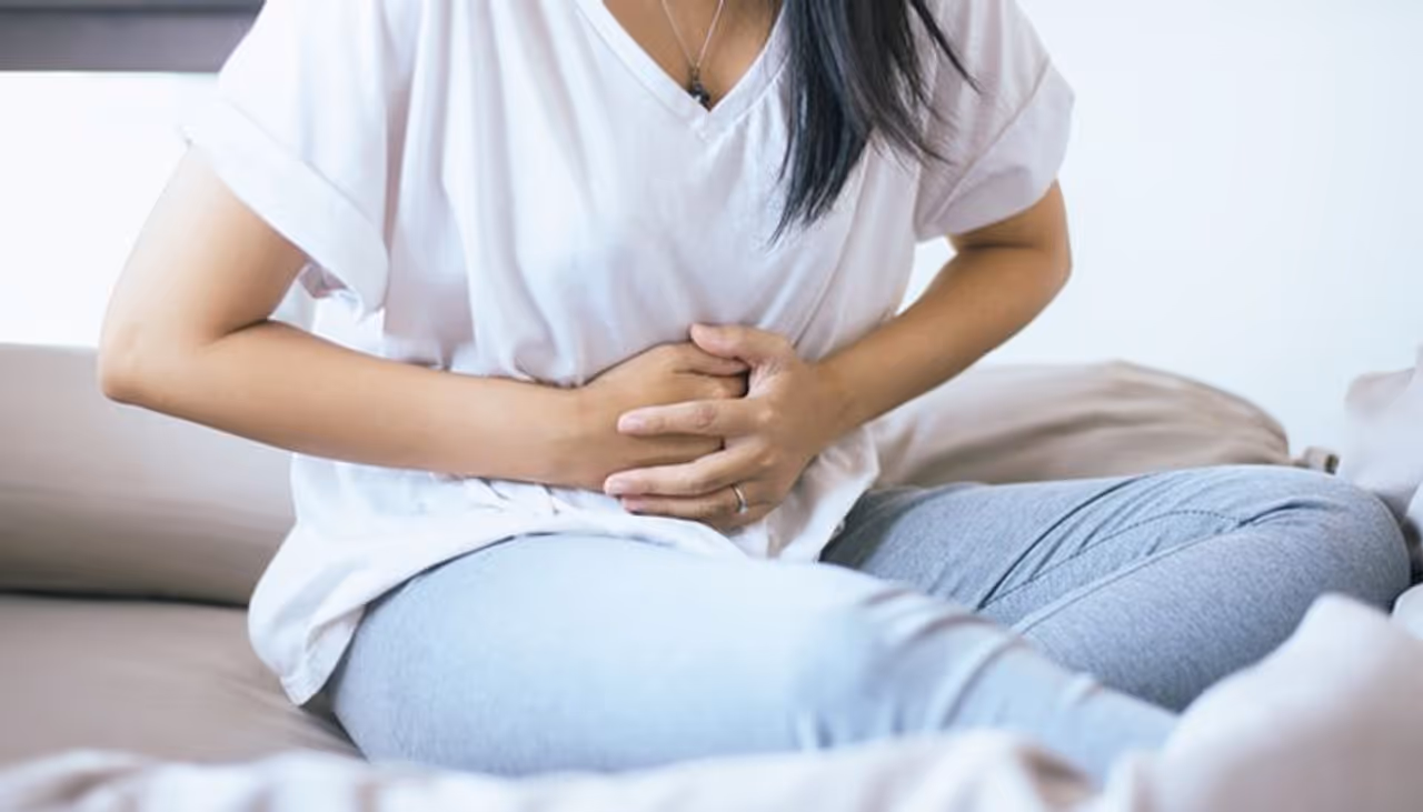 నెలసరి ప్రతి నెలా వచ్చేస్తుంది. వచ్చిన ప్రతిసారి ఎంత ఇబ్బంది పెట్టినా... సమయానికి రాకపోతే మాత్రం కంగారుపడిపోతుంటాం. కంగారు పడాలి కూడా అంటున్నారు నిపుణులు. సాధారణంగా నెలసరి 28 నుంచి 30 రోజుల్లోపు వచ్చేస్తుంది. కొన్ని సందర్భాల్లో రెండు, మూడు రోజులు అటుఇటుగా వస్తుంది.