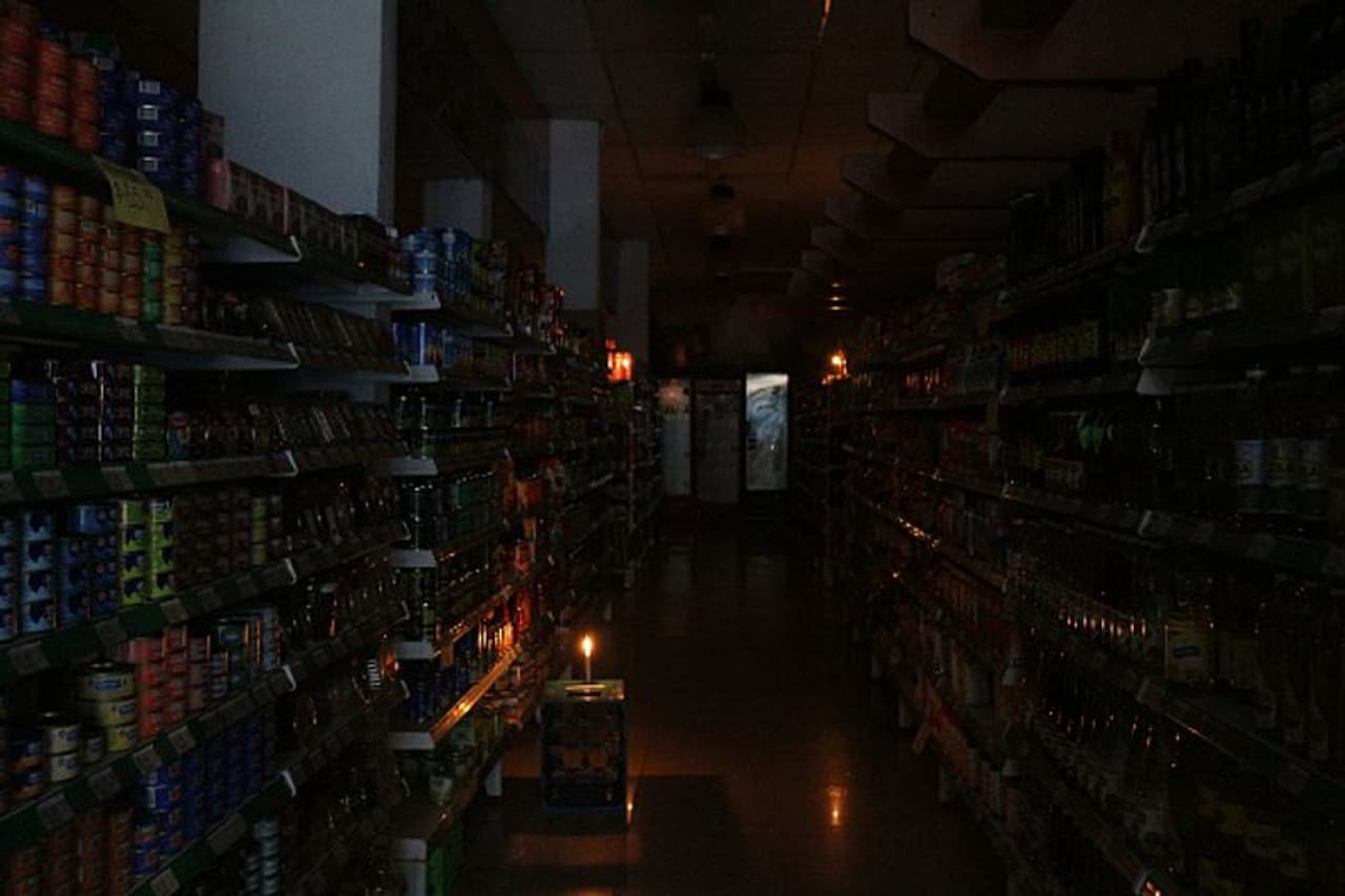 രാജ്യമൊട്ടാകെ ഇരുട്ടിലായതോടെ ജനങ്ങളും പരിഭ്രാന്തരായി. ഇരുരാജ്യങ്ങളിലേയും നാലേമുക്കാൽ കോടി ജനങ്ങളാണ് വൈദ്യുതിയില്ലാതെ ഇരുട്ടിൽ തപ്പിതടഞ്ഞത്. രാജ്യമൊട്ടാകെ ഇരുട്ടിലായതോടെ ജനങ്ങളും പരിഭ്രാന്തരായി. ഇരുരാജ്യങ്ങളിലേയും നാലേമുക്കാൽ കോടി ജനങ്ങളാണ് വൈദ്യുതിയില്ലാതെ ഇരുട്ടിൽ തപ്പിതടഞ്ഞത്.