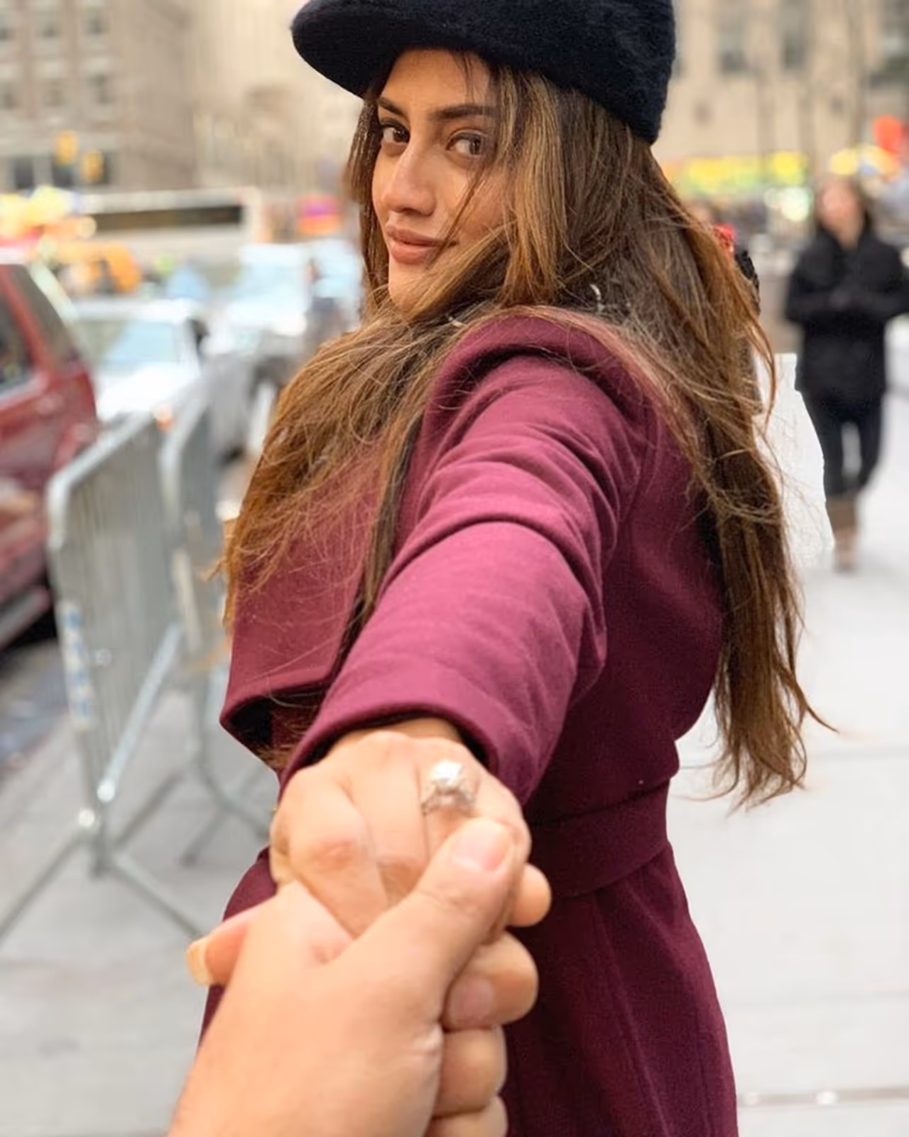 बंगाली अभिनेत्री नुसरत जहां ने सांसद बनने के साथ ही अपनी शादी की घोषणा भी कर दी थी। जिसके बाद अब हल्दी की रस्म की कुछ तस्वीरें सोशल मीडिया पर वायरल हो रही हैं।