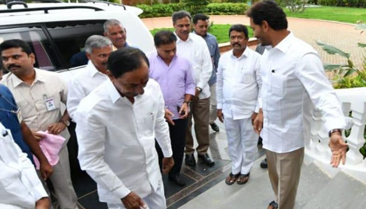 <p>ఏపీ, తెలంగాణ రాష్ట్రాల మధ్య నెలకొన్న నీటి ప్రాజెక్టుల నిర్మాణంపై నెలకొన్న వివాదాలు అపెక్స్ సమావేశంతో పరిష్కారమౌతాయా అనే చర్చ సాగుతోంది. ఈ నెల 6వ తేదీన అపెక్స్ కౌన్సిల్ సమావేశం జరగనుంది.</p> <p>ఏపీ, తెలంగాణ రాష్ట్రాల మధ్య నెలకొన్న నీటి ప్రాజెక్టుల నిర్మాణంపై నెలకొన్న వివాదాలు అపెక్స్ సమావేశంతో పరిష్కారమౌతాయా అనే చర్చ సాగుతోంది. ఈ నెల 6వ తేదీన అపెక్స్ కౌన్సిల్ సమావేశం జరగనుంది.</p>
