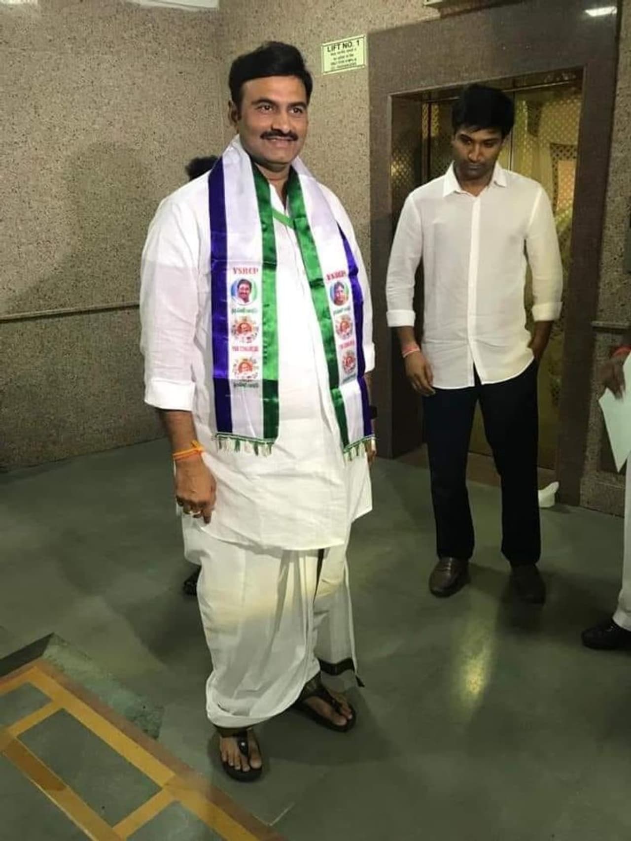 <p>వైసీపీ ప్రజాప్రతినిధులందరూ ఒకవైపు, తానొక్కడినే ఒకవైపు అన్నట్టుగా ఉండే... రఘురామకృష్ణంరాజు తాజాగా జగన్ మోహన్ రెడ్డి సర్కార్ పై తీవ్ర విమర్శలు చేసిన విషయం తెలిసిందే.&nbsp;</p><p>&nbsp;</p><p>తనను కాళ్లావేళ్లా బ్రతిమిలాడితే తాను వైసీపీలో చేరానని, తాను కాబట్టే నరసాపురం సెగ్మెంట్ లో వైసీపీ విజయదుందుభి మోగించిందని అన్నారు. తనపై తీవ్ర వ్యాఖ్యలు చేసిన వైసీపీ ఎమ్మెల్యే ప్రసాదరాజుకు కౌంటర్ ఇస్తూ ఈ వ్యాఖ్యలు చేసారు ఫైర్ బ్రాండ్ ఎంపీ.&nbsp;</p>