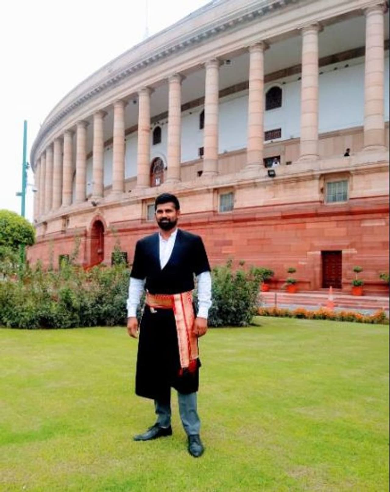 ಸಾಂಪ್ರದಾಯಿಕ ಕೊಡಗು ಶೈಲಿಯ ಉಡುಗೆಯಲ್ಲಿ ಮಿಂಚಿದ ಮೈಸೂರು ಕೊಡಗು ಸಂಸದ ಪ್ರತಾಪ್ ಸಿಂಹ ಸಾಂಪ್ರದಾಯಿಕ ಕೊಡಗು ಶೈಲಿಯ ಉಡುಗೆಯಲ್ಲಿ ಮಿಂಚಿದ ಮೈಸೂರು ಕೊಡಗು ಸಂಸದ ಪ್ರತಾಪ್ ಸಿಂಹ