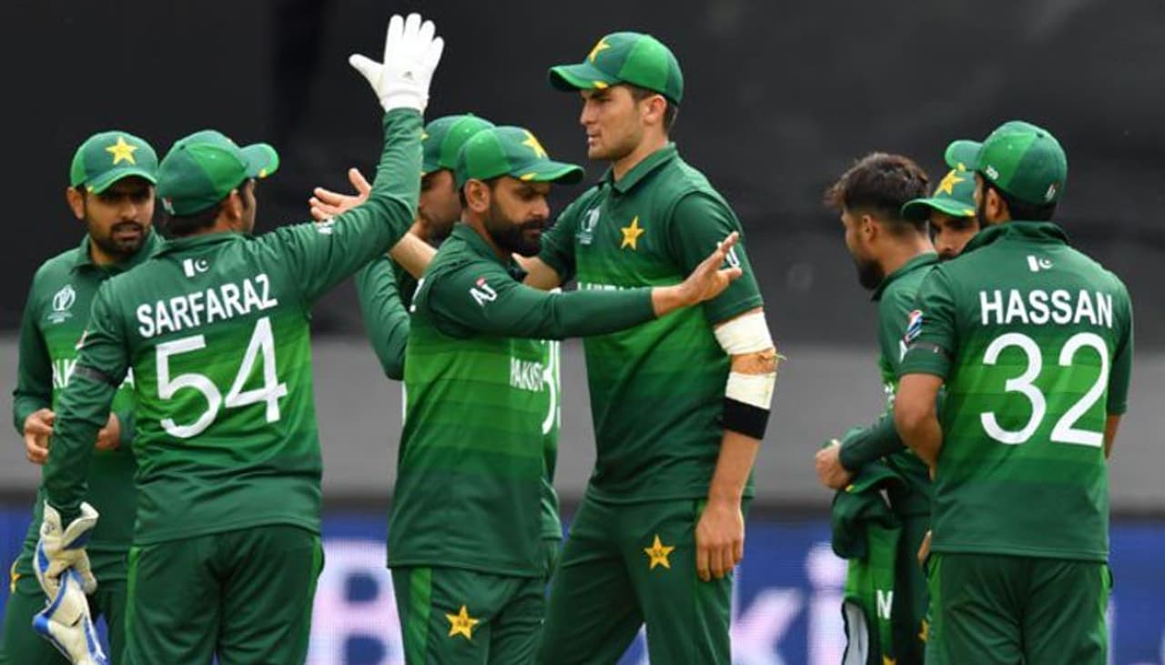 ఇస్లామాబాద్: ప్రపంచ కప్ పోటీల్లో భాగంగా ఆదివారం జరిగిన మ్యాచులో పాకిస్తాన్ చెత్తగా ఓడిపోవడం ఆ దేశం క్రికెట్ అభిమానులకు మింగుడు పడడం లేదు. తమ జట్టు కెప్టెన్ కు బుర్ర లేదని మాజీ క్రికెటర్ షోయబ్ అక్తర్ చేసిన వ్యాఖ్య పాకిస్తాన్ జట్టుపై ఎంత ఆగ్రహం పెల్లుబుకుతోందో తెలియజేస్తోంది. మరో వెటరన్ క్రికెటర్ వకార్ యూనిస్ కూడా పాకిస్తాన్ జట్టుపై తీవ్రమైన వ్యాఖ్యలు చేశారు. ఇస్లామాబాద్: ప్రపంచ కప్ పోటీల్లో భాగంగా ఆదివారం జరిగిన మ్యాచులో పాకిస్తాన్ చెత్తగా ఓడిపోవడం ఆ దేశం క్రికెట్ అభిమానులకు మింగుడు పడడం లేదు. తమ జట్టు కెప్టెన్ కు బుర్ర లేదని మాజీ క్రికెటర్ షోయబ్ అక్తర్ చేసిన వ్యాఖ్య పాకిస్తాన్ జట్టుపై ఎంత ఆగ్రహం పెల్లుబుకుతోందో తెలియజేస్తోంది. మరో వెటరన్ క్రికెటర్ వకార్ యూనిస్ కూడా పాకిస్తాన్ జట్టుపై తీవ్రమైన వ్యాఖ్యలు చేశారు.