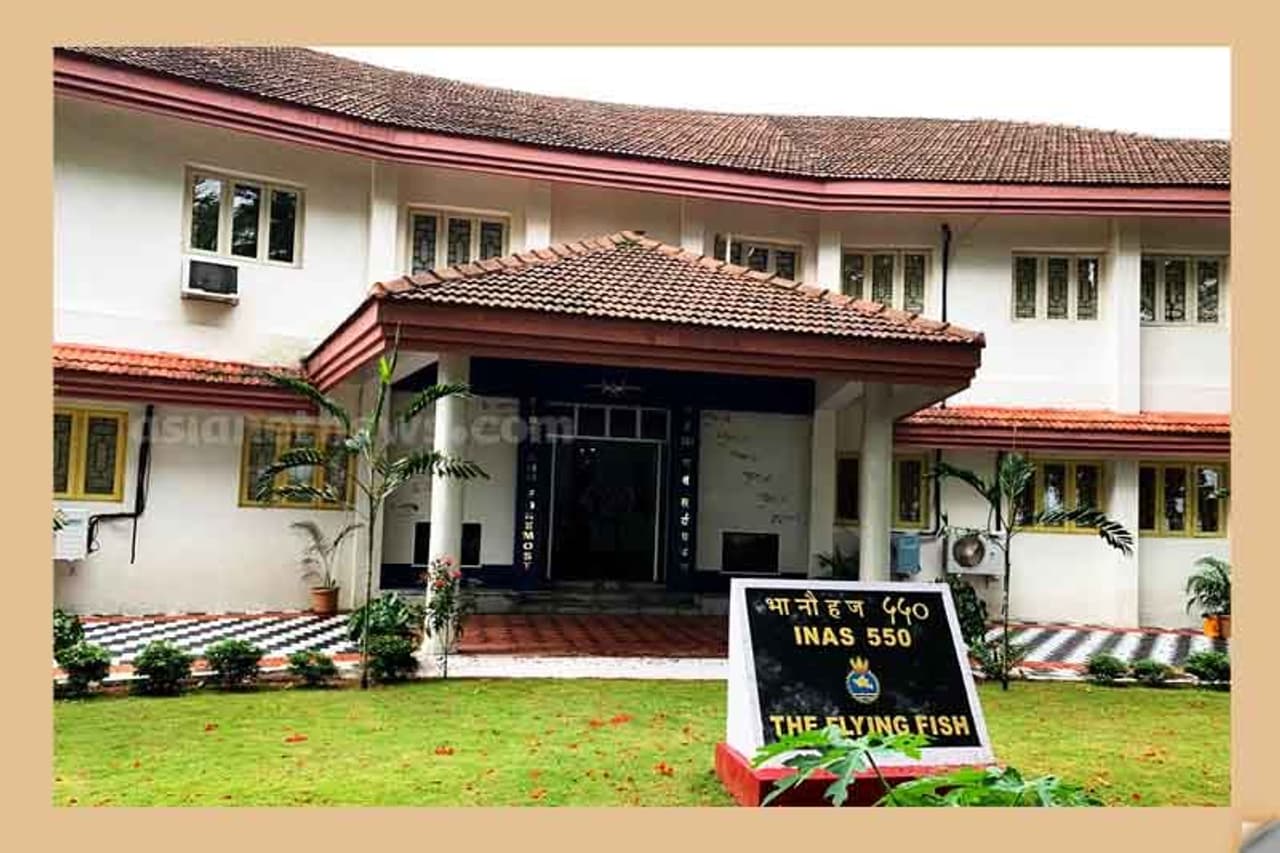 സ്വാതന്ത്രനന്തരം ഇന്ത്യാമഹാരാജ്യത്തെ നാവികസേനയുടെ ആദ്യ വിമാനത്താവളം നമ്മുടെ സ്വന്തം കൊച്ചീലായിരുന്നു. അതും കൊച്ചിക്കായലിന്റെ ഒത്ത നടുക്ക് വെല്ലിങ്ങ്ടണ് സായിപ്പ് പണിതിട്ട വെല്ലിങ്ങ്ടണ് ഐലന്റിലാണ് ആദ്യമായി നാവികസേനയ്ക്ക് ഒരു വിമാനത്താവളം ഉയരുന്നത്. സ്വാതന്ത്രനന്തരം ഇന്ത്യാമഹാരാജ്യത്തെ നാവികസേനയുടെ ആദ്യ വിമാനത്താവളം നമ്മുടെ സ്വന്തം കൊച്ചീലായിരുന്നു. അതും കൊച്ചിക്കായലിന്റെ ഒത്ത നടുക്ക് വെല്ലിങ്ങ്ടണ് സായിപ്പ് പണിതിട്ട വെല്ലിങ്ങ്ടണ് ഐലന്റിലാണ് ആദ്യമായി നാവികസേനയ്ക്ക് ഒരു വിമാനത്താവളം ഉയരുന്നത്.