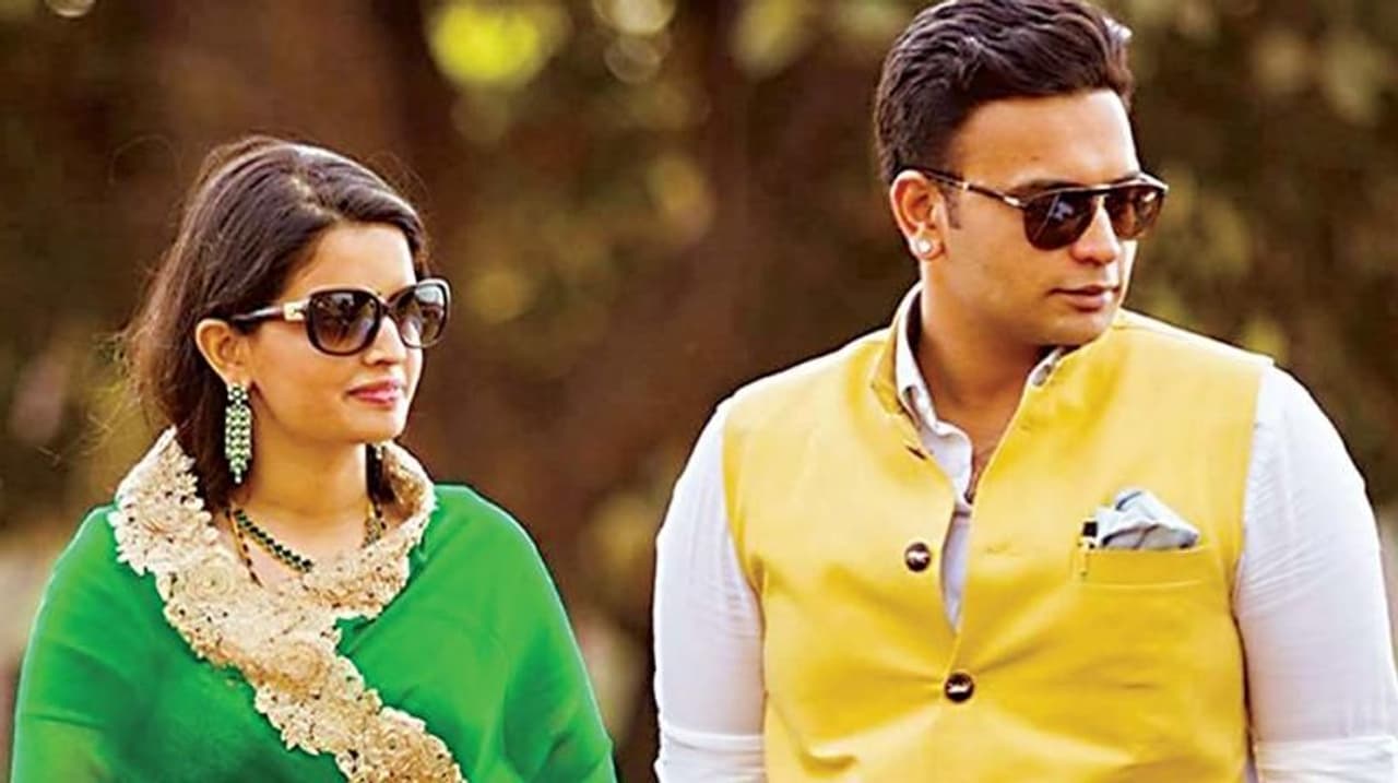 ರಾಣಿ ಗರ್ಭವತಿಯಾಗಿದ್ದಾಗ ಬೆಂಗಳೂರಿನಿಂದ ಮೈಸೂರಿನವರೆಗೆ ರೈಲಿನಲ್ಲಿಯೇ ಪಯಣಿಸಿ ಸುದ್ದಿಯಾಗಿದ್ದರು. ಇದೀಗ ಮಾರುಕಟ್ಟೆಯಲ್ಲಿ ಶ್ರೀ ಸಾಮಾನ್ಯನಂತೆ ತರಕಾರಿ, ಹಣ್ಣು ವ್ಯಾಪಾರ ಮಾಡಿ ಮತ್ತೆ ಸುದ್ದಿಯಲ್ಲಿದ್ದಾರೆ. ರಾಣಿ ಗರ್ಭವತಿಯಾಗಿದ್ದಾಗ ಬೆಂಗಳೂರಿನಿಂದ ಮೈಸೂರಿನವರೆಗೆ ರೈಲಿನಲ್ಲಿಯೇ ಪಯಣಿಸಿ ಸುದ್ದಿಯಾಗಿದ್ದರು. ಇದೀಗ ಮಾರುಕಟ್ಟೆಯಲ್ಲಿ ಶ್ರೀ ಸಾಮಾನ್ಯನಂತೆ ತರಕಾರಿ, ಹಣ್ಣು ವ್ಯಾಪಾರ ಮಾಡಿ ಮತ್ತೆ ಸುದ್ದಿಯಲ್ಲಿದ್ದಾರೆ.