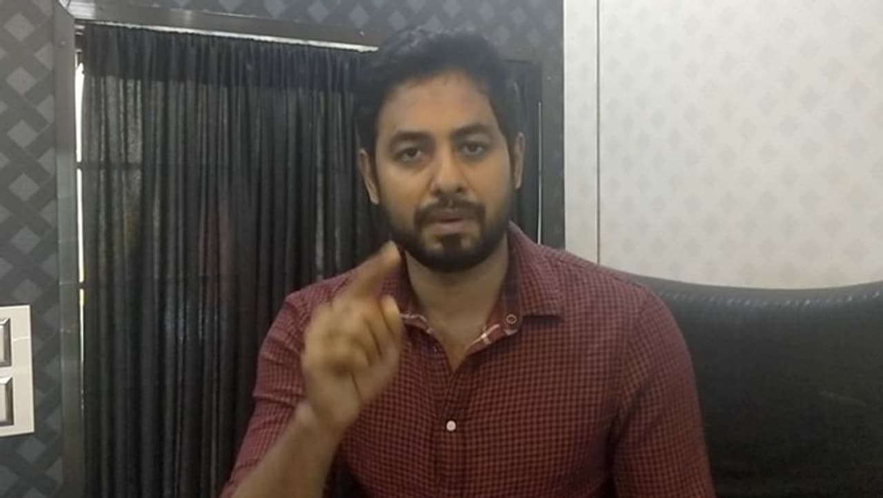 <p>பிக்பாஸ் நிகழ்ச்சியின் வின்னராக ஆரி மாறிய பின்னர், அடுத்தடுத்த பட வாய்ப்புகளில் பிஸியாகியுள்ளார். மேலும் தன்னுடைய வெற்றி, நேர்மைக்கான வெற்றி என நெகிழவைக்கும் விதமாக வீடியோ ஒன்றையும் வெளியிட்டு விரைவில் ரசிகர்களை சந்தித்து பேச உள்ளதாகவும் தெரிவித்தார்.</p> <p>பிக்பாஸ் நிகழ்ச்சியின் வின்னராக ஆரி மாறிய பின்னர், அடுத்தடுத்த பட வாய்ப்புகளில் பிஸியாகியுள்ளார். மேலும் தன்னுடைய வெற்றி, நேர்மைக்கான வெற்றி என நெகிழவைக்கும் விதமாக வீடியோ ஒன்றையும் வெளியிட்டு விரைவில் ரசிகர்களை சந்தித்து பேச உள்ளதாகவும் தெரிவித்தார்.</p>