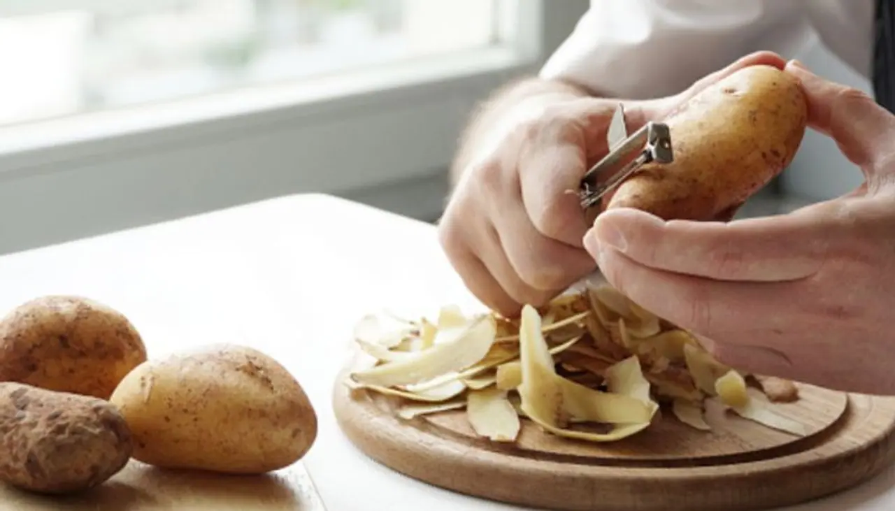 <p><strong>ಆಲೂಗಡ್ಡೆ ಸಿಪ್ಪೆ</strong><br />ಆ ಸಿಪ್ಪೆಗಳನ್ನು ಬಿಸಾಡಬೇಡಿ! ಪ್ರತಿ ಅಡುಗೆ ಮನೆಯಲ್ಲಿ ಸಿಗುವ ಅತ್ಯಂತ ಸಾಮಾನ್ಯ ತರಕಾರಿ ಎಂದರೆ ಆಲೂಗಡ್ಡೆ. ಆಲೂಗಡ್ಡೆಯಲ್ಲಿ ಹೆಚ್ಚಿನ ಪ್ರಮಾಣದ ಪಿಷ್ಟವಿದೆ. ಈ ಗುಣದಿಂದಾಗಿ, ಈ ಸಿಪ್ಪೆಗಳು ಕೂದಲಿನ ಬಣ್ಣವನ್ನು ಕಾಪಾಡಿಕೊಳ್ಳಲು ನೈಸರ್ಗಿಕ ಬಣ್ಣವಾಗಿ ಕಾರ್ಯನಿರ್ವಹಿಸುತ್ತವೆ.&nbsp;</p>