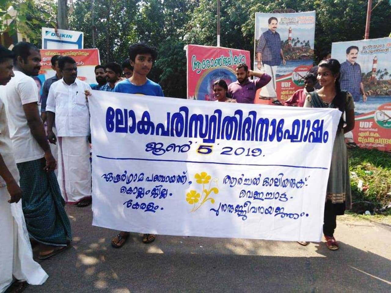 ലീലാമണി ചേച്ചിയേയും ശാന്തച്ചേച്ചിയും പോലെ കുറേ പേരുണ്ടായിരുന്നു അവരുടെ കൂടെ. ജനിച്ച് വീണ മണ്ണില് ജീവിതത്തിന്റെ നല്ലൊരു ഭാഗം ജീവിച്ചിട്ടും അതിന് തൊട്ടടുത്തുള്ള മനോഹരമായ ആ വെള്ളച്ചാട്ടം കാണാത്തവരായി. ഒടുവിലൊരു ആഗ്രഹസാഫല്യമായി അവര്ക്ക് മുന്നില് 'എരപ്പിന്റ' ശബ്ദവും കാഴ്ചയും കുളിര്മ തേടി. കൊല്ലത്ത് ഏരൂര് പഞ്ചായത്തിലാണ് ഈയൊരു നിമിഷത്തിനായി ഒരു കാട്ടരുവി ആര്ച്ചല് ഓലിയരുക് ഏരപ്പ് ഒളിച്ചിരുന്നതെന്നവര്ക്ക് തോന്നി. ലീലാമണി ചേച്ചിയേയും ശാന്തച്ചേച്ചിയും പോലെ കുറേ പേരുണ്ടായിരുന്നു അവരുടെ കൂടെ. ജനിച്ച് വീണ മണ്ണില് ജീവിതത്തിന്റെ നല്ലൊരു ഭാഗം ജീവിച്ചിട്ടും അതിന് തൊട്ടടുത്തുള്ള മനോഹരമായ ആ വെള്ളച്ചാട്ടം കാണാത്തവരായി. ഒടുവിലൊരു ആഗ്രഹസാഫല്യമായി അവര്ക്ക് മുന്നില് 'എരപ്പിന്റ' ശബ്ദവും കാഴ്ചയും കുളിര്മ തേടി. കൊല്ലത്ത് ഏരൂര് പഞ്ചായത്തിലാണ് ഈയൊരു നിമിഷത്തിനായി ഒരു കാട്ടരുവി ആര്ച്ചല് ഓലിയരുക് ഏരപ്പ് ഒളിച്ചിരുന്നതെന്നവര്ക്ക് തോന്നി.