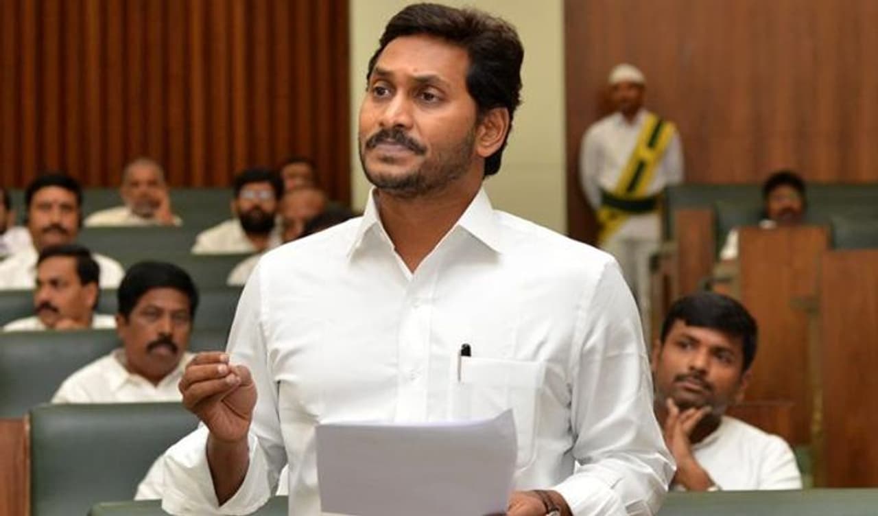 గోదావరి నదీ జలాలను శ్రీశైలం ప్రాజెక్టు ద్వారా ఏపీకి అందించే విషయమై రాష్ట్రానికి ప్రయోజనం కలిగితేనే ముందుకు సాగుతామని ఏపీ సీఎం వైఎస్ జగన్ చెప్పారు. ఒకవేళ ఏపీ రాష్ట్రానికి అన్యాయం జరిగితే ముందుకు సాగబోమని ఆయన స్పష్టం చేశారు. గోదావరి నదీ జలాలను శ్రీశైలం ప్రాజెక్టు ద్వారా ఏపీకి అందించే విషయమై రాష్ట్రానికి ప్రయోజనం కలిగితేనే ముందుకు సాగుతామని ఏపీ సీఎం వైఎస్ జగన్ చెప్పారు. ఒకవేళ ఏపీ రాష్ట్రానికి అన్యాయం జరిగితే ముందుకు సాగబోమని ఆయన స్పష్టం చేశారు.