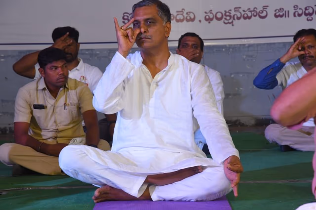 సిద్ధిపేటలో హరీష్ రావు యోగా సిద్ధిపేటలో హరీష్ రావు యోగా