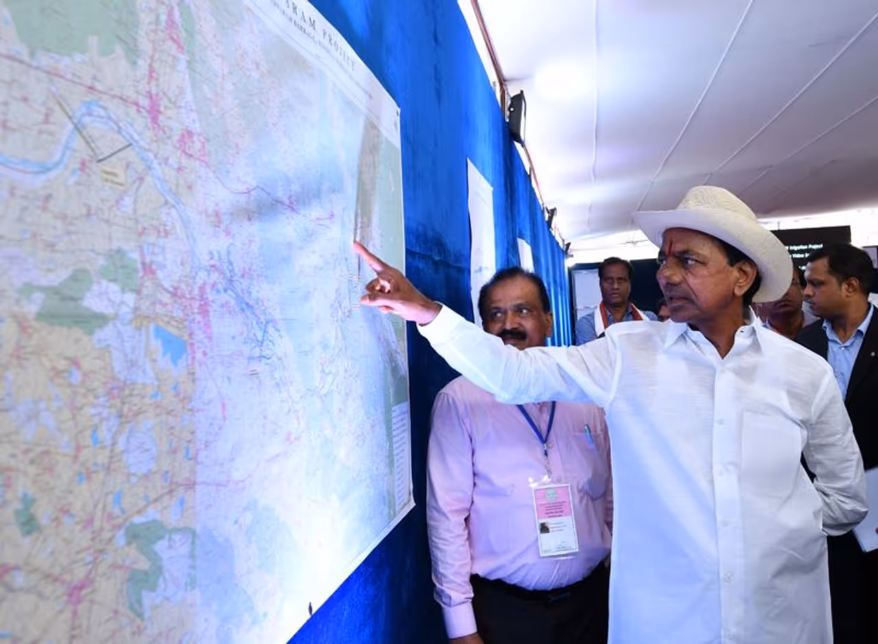 కాళేశ్వరం ప్రాజెక్టును ప్రారంభించిన సీఎం కేసీఆర్ కాళేశ్వరం ప్రాజెక్టును ప్రారంభించిన సీఎం కేసీఆర్