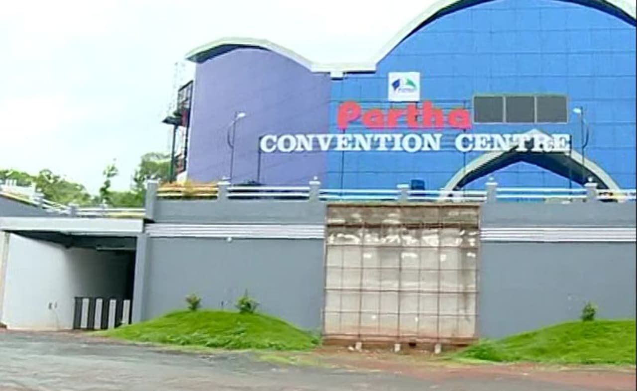 ഇപ്പോള്‍ വാഹനങ്ങള്‍ ഉപയോഗിക്കാത്ത നെല്ലിയോട്ടെ പഴയ ദേശീയപാതയോട് ചേര്‍ന്നാണ് സാജന്‍റെ കണ്‍വന്‍ഷന്‍ സെന്‍റര്‍ സ്ഥിതി ചെയ്യുന്നത്. എല്ലാ പണികളും തീര്‍ത്ത ശേഷമാണ് സാജന്‍ പാര്‍ത്ഥാസ് കണ്‍വന്‍ഷന്‍ സെന്‍ററിനുള്ള അന്തിമ അനുമതി തേടി ആന്തൂര്‍ നഗരസഭയെ സമീപിക്കുന്നത്.