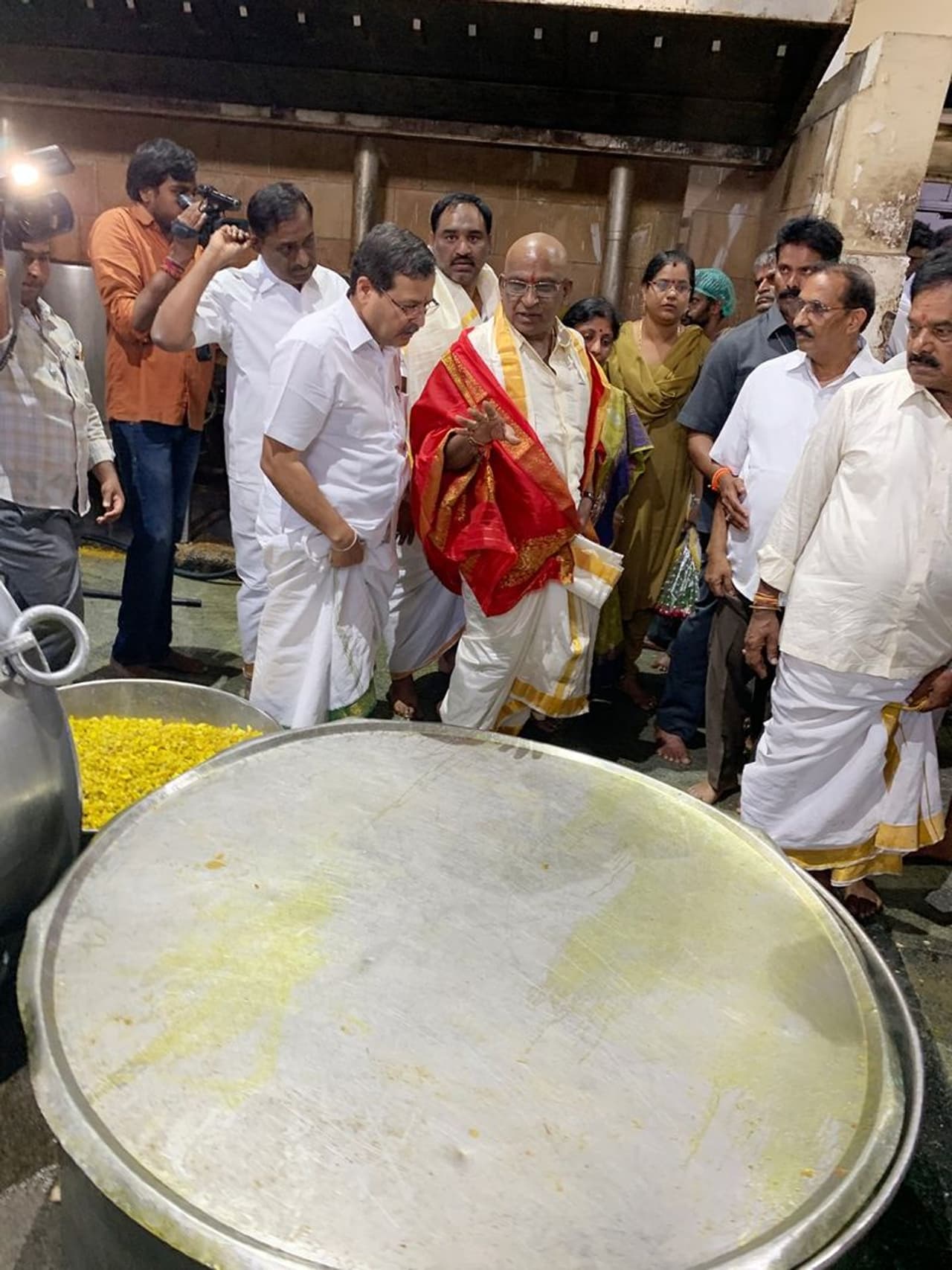 తిరుమల అన్న ప్రసాదంలో భోజనం చేస్తున్న వైవీ తిరుమల అన్న ప్రసాదంలో భోజనం చేస్తున్న వైవీ