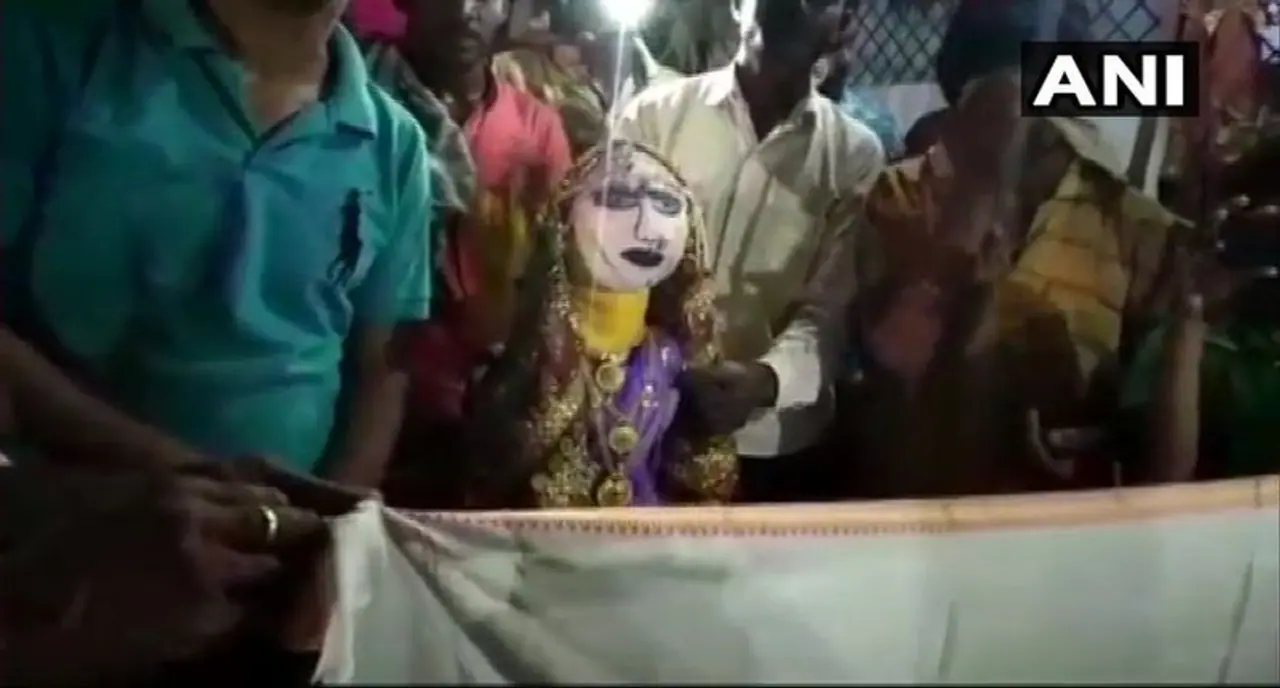 കേരളത്തിൽ മൺസൂൺ മഴ എത്തിയതോടെ ചൂടിന് അൽപ്പം ശമനമായിട്ടുണ്ട്. എന്നാൽ ഉത്തരേന്ത്യയിൽ കൊടും ചൂടാണ് അനുഭവപ്പെടുന്നത്. രാജ്യത്തിന്റെ പല ഭാഗത്തും വെള്ളമില്ലാതെ ജനം നെട്ടോട്ടമോടുകയാണ് കേരളത്തിൽ മൺസൂൺ മഴ എത്തിയതോടെ ചൂടിന് അൽപ്പം ശമനമായിട്ടുണ്ട്. എന്നാൽ ഉത്തരേന്ത്യയിൽ കൊടും ചൂടാണ് അനുഭവപ്പെടുന്നത്. രാജ്യത്തിന്റെ പല ഭാഗത്തും വെള്ളമില്ലാതെ ജനം നെട്ടോട്ടമോടുകയാണ്