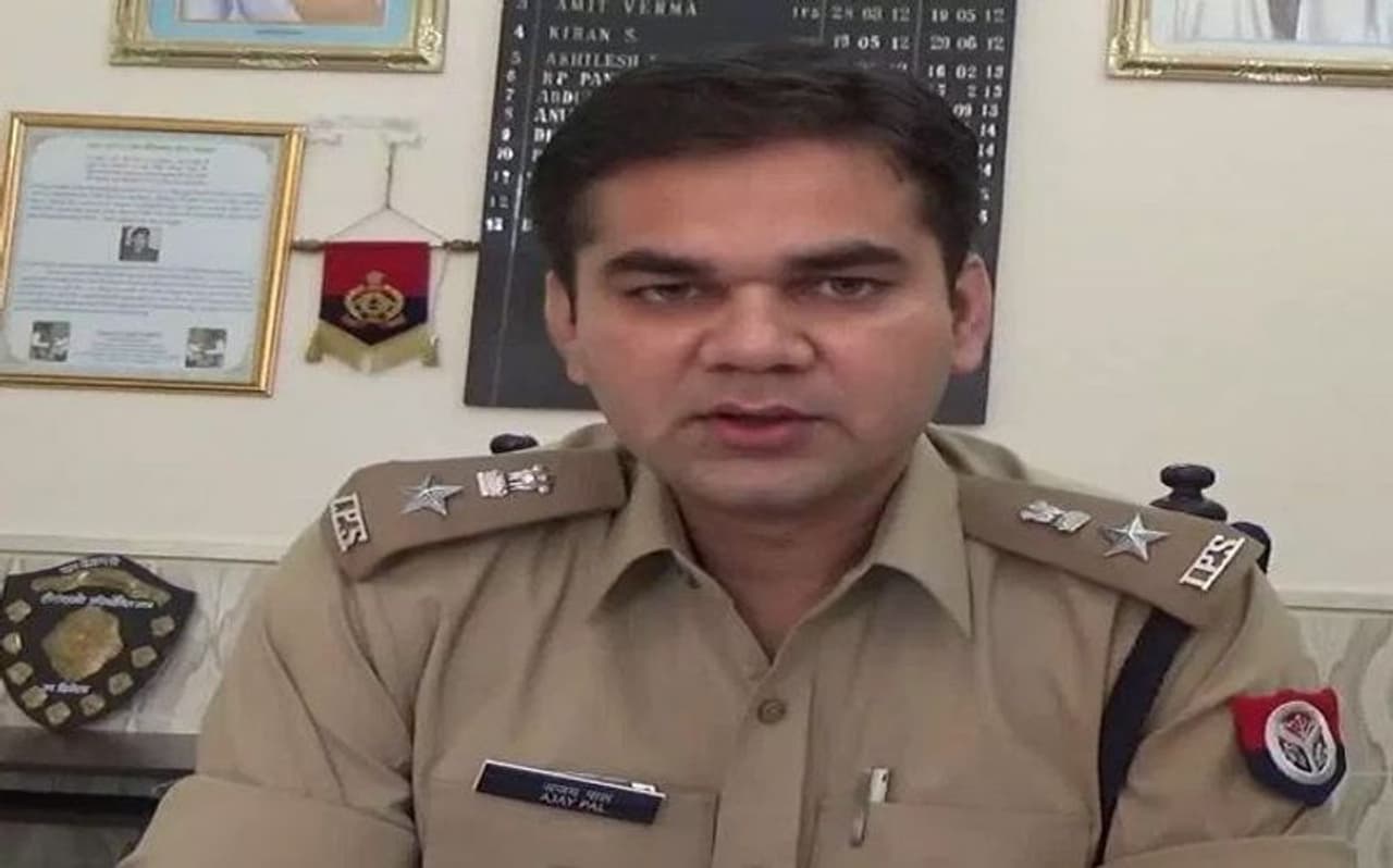 ആറ് വയസുകാരിയെ പീഡിപ്പിച്ചത് പെണ്കുട്ടിയുടെ സമീപവാസിയായ നാസില് എന്ന ആളാണെന്ന് വ്യക്തമായതോടെ ഇയാളെ അറസ്റ്റ് ചെയ്യാന് പൊലീസ് സംഘം സ്ഥലത്തെത്തി. പൊലീസിനെ കണ്ട ഇയാള് ആക്രമിക്കാന് ശ്രമിക്കുകയും പിന്നീട് ഓടി രക്ഷപ്പെടാന് ശ്രമിക്കുകയും ചെയ്തു. ഇതോടെ അജയ്പാല് പ്രതിയെ വെടിവച്ച് വീഴ്ത്തുകയായിരുന്നു. ആറ് വയസുകാരിയെ പീഡിപ്പിച്ചത് പെണ്കുട്ടിയുടെ സമീപവാസിയായ നാസില് എന്ന ആളാണെന്ന് വ്യക്തമായതോടെ ഇയാളെ അറസ്റ്റ് ചെയ്യാന് പൊലീസ് സംഘം സ്ഥലത്തെത്തി. പൊലീസിനെ കണ്ട ഇയാള് ആക്രമിക്കാന് ശ്രമിക്കുകയും പിന്നീട് ഓടി രക്ഷപ്പെടാന് ശ്രമിക്കുകയും ചെയ്തു. ഇതോടെ അജയ്പാല് പ്രതിയെ വെടിവച്ച് വീഴ്ത്തുകയായിരുന്നു.