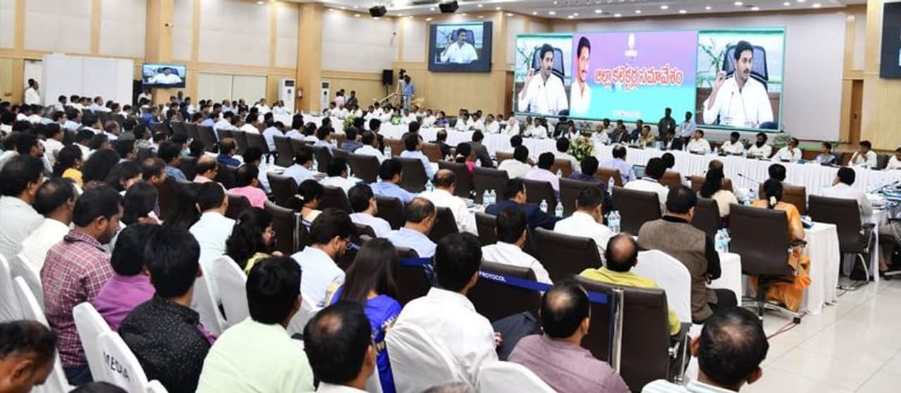 కలెక్టర్ల సమావేశంలో జగన్ (ఫోటోలు) కలెక్టర్ల సమావేశంలో జగన్ (ఫోటోలు)