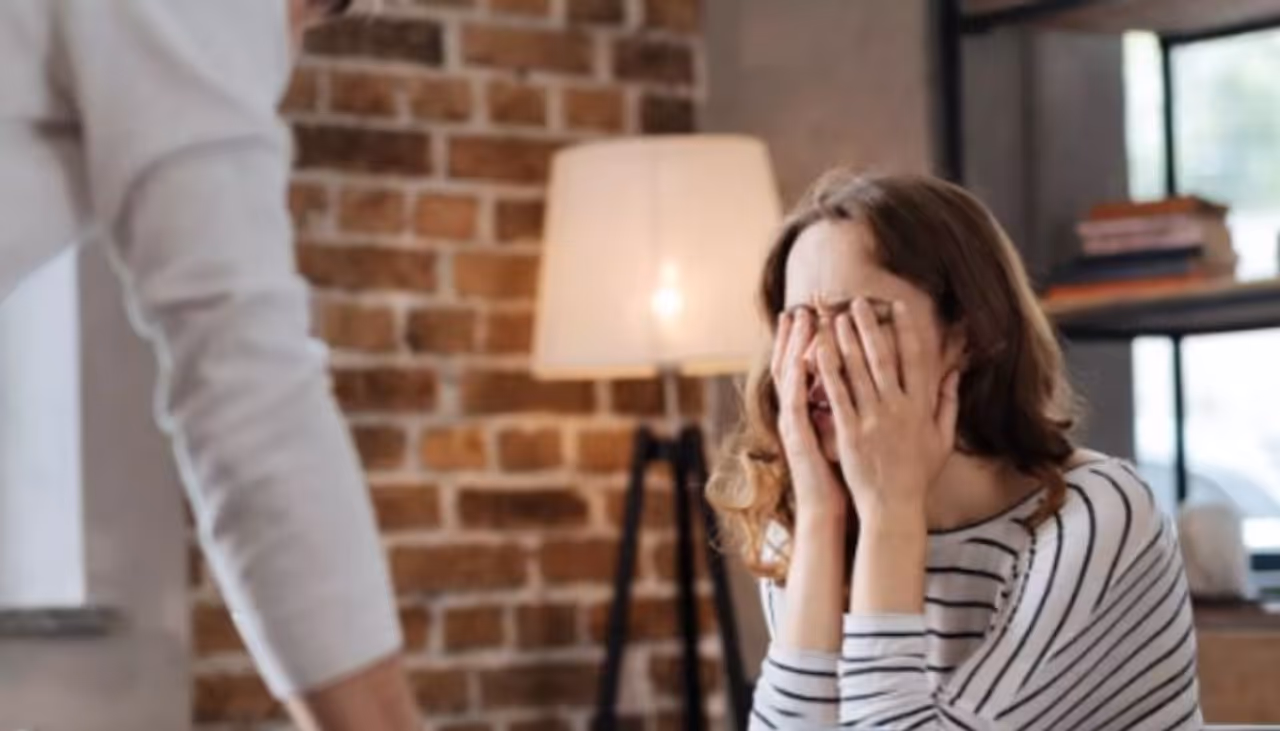 తనతో తన భార్య సంసారం చేసి పిల్లలు కనడం లేదని ఓ వ్యక్తి ఆవేదన వ్యక్తం చేస్తున్నాడు. తాను అందంగా లేనని... తన భార్య మరో వ్యక్తితో పిల్లలను కనడానికి ప్రయత్నిస్తోందంటూ ఓ వ్యక్తి చేసిన కామెంట్స్ ఇప్పుడు నెట్టింట వైరల్ గా మారాయి. తనతో తన భార్య సంసారం చేసి పిల్లలు కనడం లేదని ఓ వ్యక్తి ఆవేదన వ్యక్తం చేస్తున్నాడు. తాను అందంగా లేనని... తన భార్య మరో వ్యక్తితో పిల్లలను కనడానికి ప్రయత్నిస్తోందంటూ ఓ వ్యక్తి చేసిన కామెంట్స్ ఇప్పుడు నెట్టింట వైరల్ గా మారాయి.