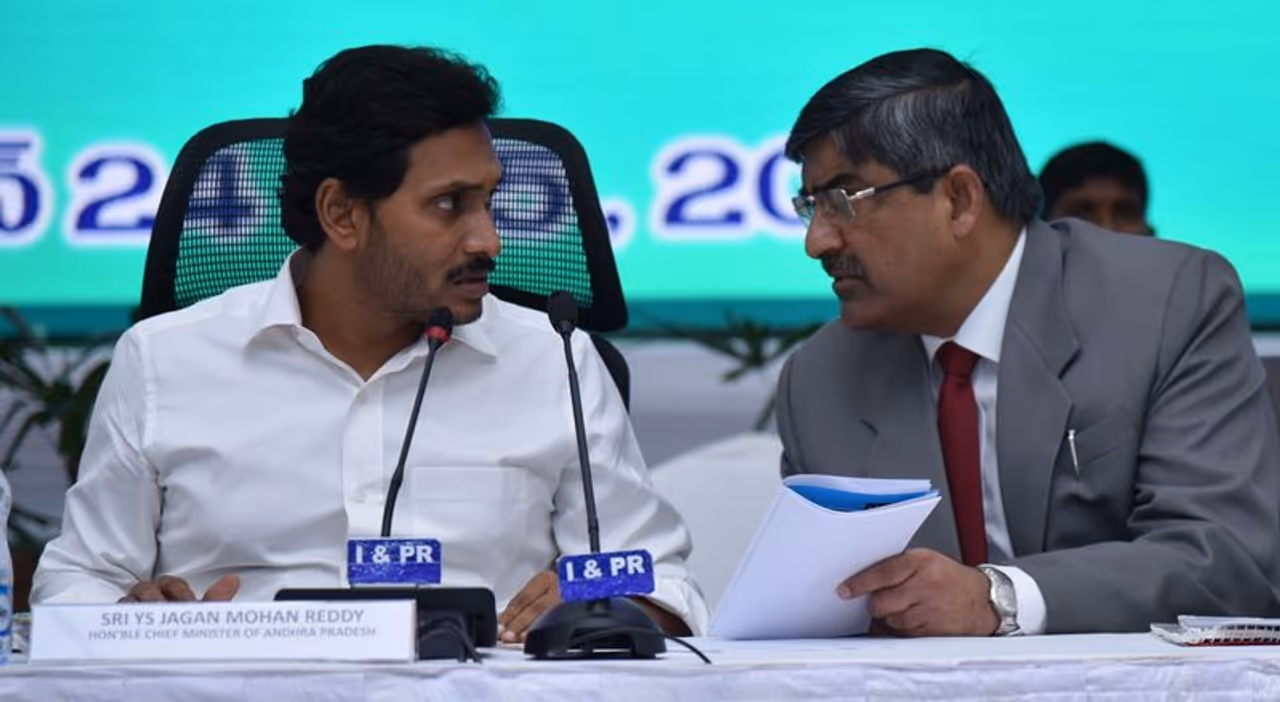 కలెక్టర్లు, ఎస్పీలతో జగన్ సమావేశం కలెక్టర్లు, ఎస్పీలతో జగన్ సమావేశం