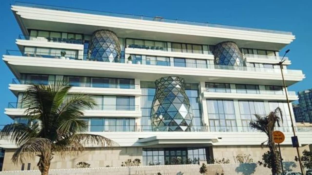 2018ರ ಡಿಸೆಂಬರ್ 12ರಂದು ಇಶಾ ಅಂಬಾನಿ ಹಾಗೂ ಆನಂದ್ ಪೀರಾಮಲ್ ದಾಂಪತ್ಯ ಜೀವನಕ್ಕೆ ಕಾಲಿರಿಸಿದ್ದರು. ಈ ಅದ್ಧೂರಿ ಮದುವೆಯಲ್ಲಿ ಬಾಲಿವುಡ್ ನಟಿಯರು ಸೇರಿದಂತೆ ರಾಜಕಾರಣಿಗಳೂ ಪಾಲ್ಗೊಂಡಿದ್ದರು. 2018ರ ಡಿಸೆಂಬರ್ 12ರಂದು ಇಶಾ ಅಂಬಾನಿ ಹಾಗೂ ಆನಂದ್ ಪೀರಾಮಲ್ ದಾಂಪತ್ಯ ಜೀವನಕ್ಕೆ ಕಾಲಿರಿಸಿದ್ದರು. ಈ ಅದ್ಧೂರಿ ಮದುವೆಯಲ್ಲಿ ಬಾಲಿವುಡ್ ನಟಿಯರು ಸೇರಿದಂತೆ ರಾಜಕಾರಣಿಗಳೂ ಪಾಲ್ಗೊಂಡಿದ್ದರು.