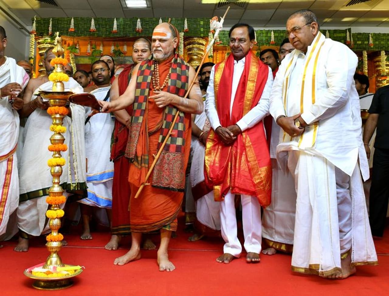 స్వరూపానందేంద్ర సరస్వతికి కేసీఆర్ పుష్పాభిషేకం