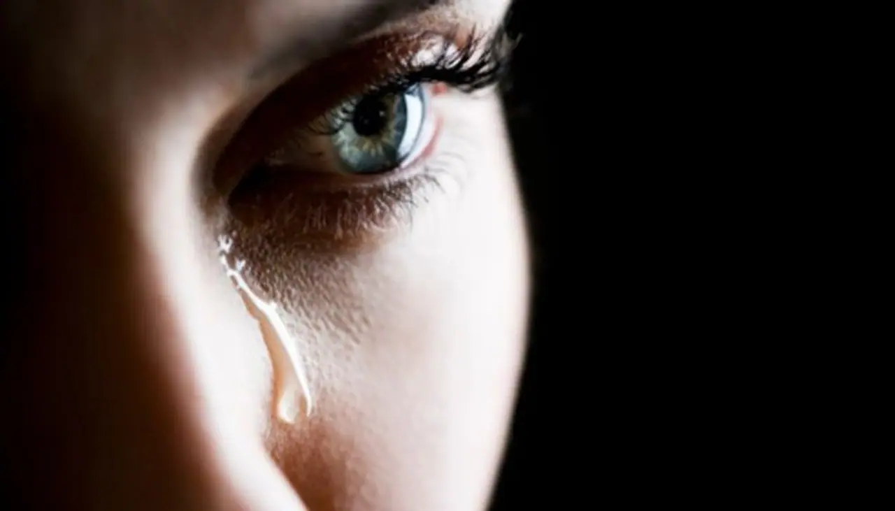 <p><strong>ದೇಹದಿಂದ ವಿಷವನ್ನು ಹೊರ ಹಾಕಲಾಗುತ್ತದೆ</strong><br />ಒಬ್ಬ ವ್ಯಕ್ತಿ ಒತ್ತಡಕ್ಕೆ ಒಳಗಾದಾಗ ದೇಹದಲ್ಲಿ ಅನೇಕ ವಿಷಕಾರಿ ವಸ್ತು ಉತ್ಪತ್ತಿಯಾಗುತ್ತದೆ. ಈ ವಿಷಕಾರಿ ಅಂಶಗಳು ದೇಹದಿಂದ ಹೊರ ಹೋಗಲು ಸಾಧ್ಯವಾಗದಿದ್ದರೆ, ಅವು ದೇಹಕ್ಕೆ ಹಾನಿಯುಂಟು ಮಾಡಬಹುದು. ಆದುದರಿಂದ ಅಳುವುದು ಮುಖ್ಯ.</p>