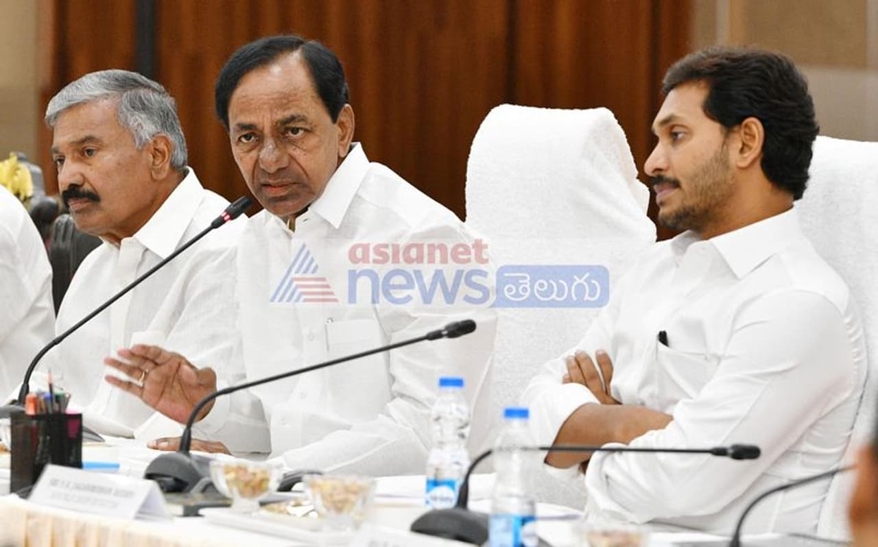 <p>నీటి ప్రాజెక్టుల నిర్మాణం, జల విద్యుత్ ఉత్పత్తిపై ఏపీ, తెలంగాణ రాష్ట్రాల మధ్య మాటల యుద్దం కొనసాగుతుంది. &nbsp;కృష్ణా నదిపై నిర్మించిన ప్రాజెక్టులపై రెండు రాష్ట్రాలు పోలీస్ పహారా కొనసాగిస్తున్నాయి.</p>