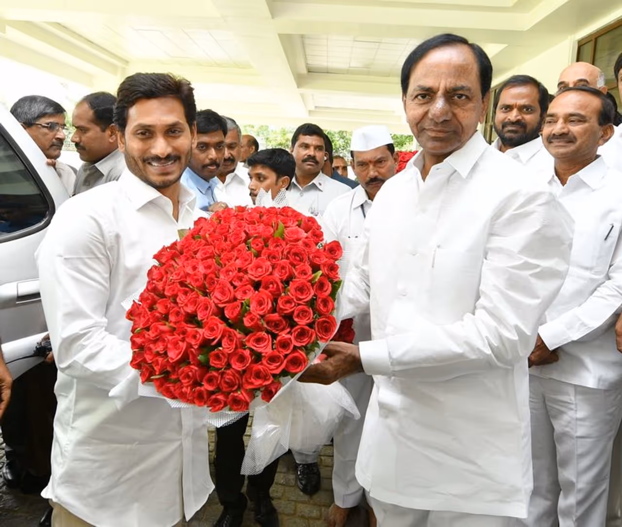 కేసీఆర్తో జగన్ భేటీ కేసీఆర్తో జగన్ భేటీ