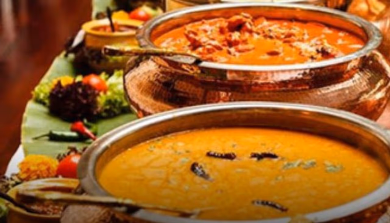 <p>ಫುಡ್ ಪಾಯಿಸನ್ ಸಾಮಾನ್ಯವಾಗಿ ಹಾಳಾಗುವ ಅಥವಾ ಹಾನಿಯಾದ ಆಹಾರ ತಿನ್ನುವುದರಿಂದ ಮತ್ತು ಬ್ಯಾಕ್ಟೀರಿಯಾ, ವೈರಸ್ಗಳು ಅಥವಾ ಕೀಟಗಳಿಗೆ ಒಡ್ಡಿಕೊಳ್ಳುವಿಕೆಯಿಂದ ಉಂಟಾಗುತ್ತದೆ. ಫುಡ್ ಪಾಯಿಸನ್ ಉಂಟಾಗುವಾಗ ಹೊಟ್ಟೆ ನೋವು, ಅತಿಸಾರ, ವಾಂತಿ, ಸೌಮ್ಯ ಜ್ವರ, ನಿಶ್ಯಕ್ತಿ, ತಲೆಸುತ್ತುವಿಕೆ ಇತ್ಯಾದಿ ಲಕ್ಷಣಗಳು ಕಂಡು ಬರುತ್ತವೆ. ಬೇಸಿಗೆಯಲ್ಲಿ ಈ ಸಮಸ್ಯೆಯಿಂದ ದೂರವಿರಲು ಕೆಲವೊಂದು ಅಂಶಗಳನ್ನು ಗಮನದಲ್ಲಿಟ್ಟುಕೊಳ್ಳಬೇಕು.</p> <p>ಫುಡ್ ಪಾಯಿಸನ್ ಸಾಮಾನ್ಯವಾಗಿ ಹಾಳಾಗುವ ಅಥವಾ ಹಾನಿಯಾದ ಆಹಾರ ತಿನ್ನುವುದರಿಂದ ಮತ್ತು ಬ್ಯಾಕ್ಟೀರಿಯಾ, ವೈರಸ್ಗಳು ಅಥವಾ ಕೀಟಗಳಿಗೆ ಒಡ್ಡಿಕೊಳ್ಳುವಿಕೆಯಿಂದ ಉಂಟಾಗುತ್ತದೆ. ಫುಡ್ ಪಾಯಿಸನ್ ಉಂಟಾಗುವಾಗ ಹೊಟ್ಟೆ ನೋವು, ಅತಿಸಾರ, ವಾಂತಿ, ಸೌಮ್ಯ ಜ್ವರ, ನಿಶ್ಯಕ್ತಿ, ತಲೆಸುತ್ತುವಿಕೆ ಇತ್ಯಾದಿ ಲಕ್ಷಣಗಳು ಕಂಡು ಬರುತ್ತವೆ. ಬೇಸಿಗೆಯಲ್ಲಿ ಈ ಸಮಸ್ಯೆಯಿಂದ ದೂರವಿರಲು ಕೆಲವೊಂದು ಅಂಶಗಳನ್ನು ಗಮನದಲ್ಲಿಟ್ಟುಕೊಳ್ಳಬೇಕು.</p>