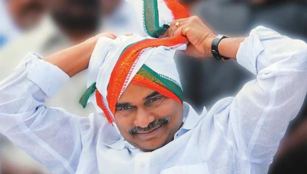 <p>మహానేత రాజశేఖర్ రెడ్డి పుట్టినరోజు నేడు. జగన్ మోహన్ రెడ్డి అధికారం చేపట్టినప్పటి నుండి ఆయనను రాజశేఖర్ రెడ్డి వారసుడిగానే చూస్తున్నారు. జగన్ మోహన్ రెడ్డి తనకంటూ ఒక ప్రత్యేక స్థానాన్ని ఏర్పరుచుకున్నప్పటికీ.... ఆయన తండ్రి రాజశేఖర్ రెడ్డి వారసత్వాన్ని కొనసాగిస్తున్నాను అన్నట్టుగా పథకాలకు రాజశేఖర్ రెడ్డి నామకరణం నుండి మొదలు ఆయన ప్రారంభించిన అన్నిటిని కొనసాగిస్తున్నారు. </p> <p>మహానేత రాజశేఖర్ రెడ్డి పుట్టినరోజు నేడు. జగన్ మోహన్ రెడ్డి అధికారం చేపట్టినప్పటి నుండి ఆయనను రాజశేఖర్ రెడ్డి వారసుడిగానే చూస్తున్నారు. జగన్ మోహన్ రెడ్డి తనకంటూ ఒక ప్రత్యేక స్థానాన్ని ఏర్పరుచుకున్నప్పటికీ.... ఆయన తండ్రి రాజశేఖర్ రెడ్డి వారసత్వాన్ని కొనసాగిస్తున్నాను అన్నట్టుగా పథకాలకు రాజశేఖర్ రెడ్డి నామకరణం నుండి మొదలు ఆయన ప్రారంభించిన అన్నిటిని కొనసాగిస్తున్నారు. </p>