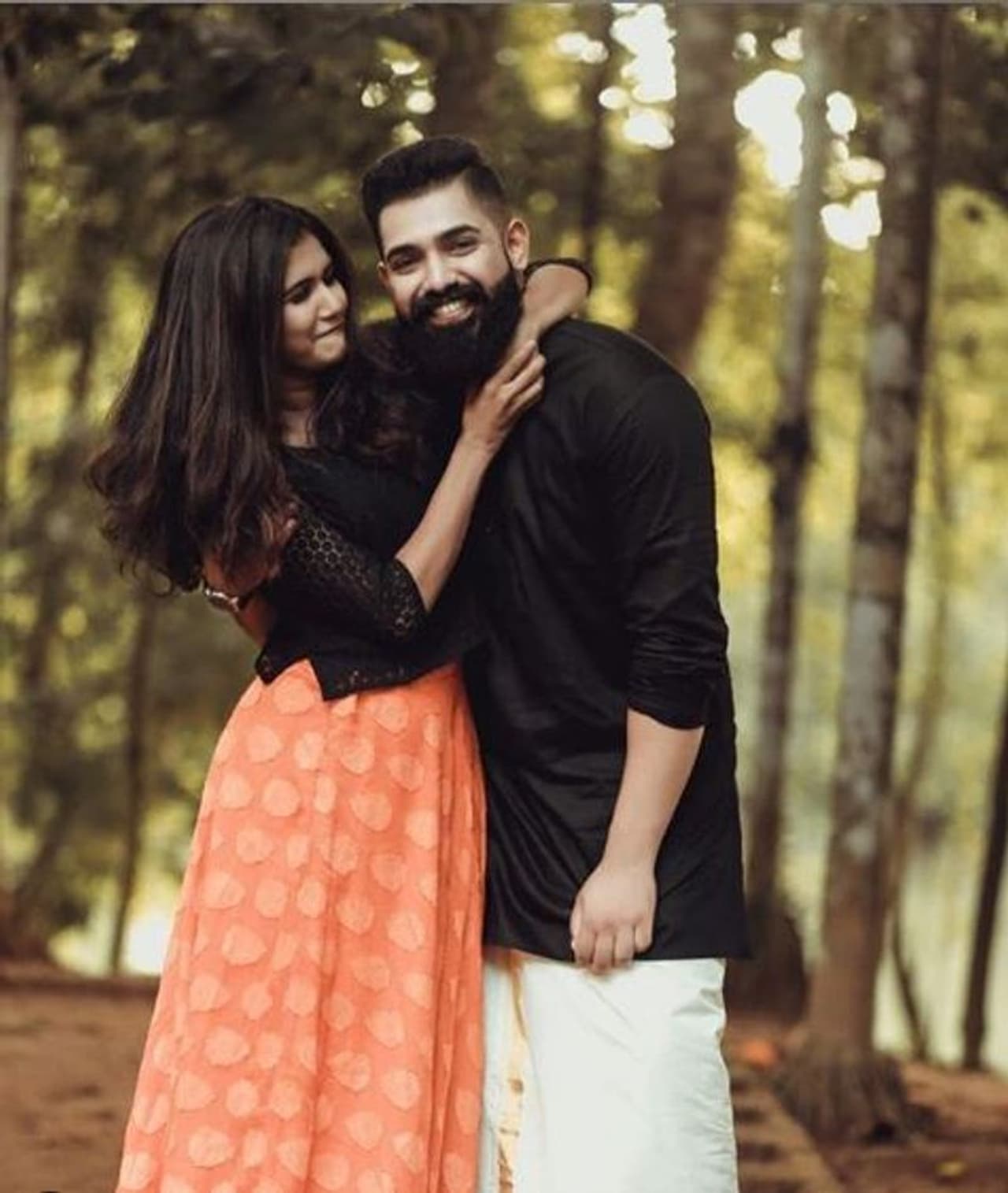 ജൂഹിക്കൊപ്പമുള്ള 'ചുള്ളന്' ആരാണെന്ന് തിരയുകയാണ് സോഷ്യല് മീഡിയ ഉപയോക്താക്കള്. ജൂഹിക്കൊപ്പമുള്ള 'ചുള്ളന്' ആരാണെന്ന് തിരയുകയാണ് സോഷ്യല് മീഡിയ ഉപയോക്താക്കള്.