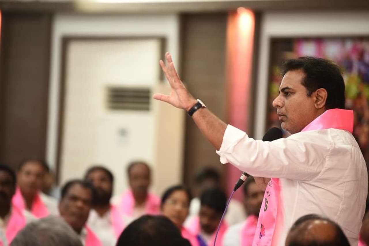 శుక్రవారం నాడు తెలంగాణ అసెంబ్లీలోని టీఆర్ఎస్ఎల్పీ కార్యాలయంలో కేటీఆర్ మీడియా ప్రతినిధులతో చిట్ చాట్ చేశారు. ప్రజలకు మేలు చేసే విధంగా కొత్త చట్టం ఉంటుందన్నారు. ఈ చట్టంతో రాజకీయ జోక్యం తగ్గి ప్రజలకు మేలు జరుగుతోందని ఆయన అభిప్రాయపడ్డారు. శుక్రవారం నాడు తెలంగాణ అసెంబ్లీలోని టీఆర్ఎస్ఎల్పీ కార్యాలయంలో కేటీఆర్ మీడియా ప్రతినిధులతో చిట్ చాట్ చేశారు. ప్రజలకు మేలు చేసే విధంగా కొత్త చట్టం ఉంటుందన్నారు. ఈ చట్టంతో రాజకీయ జోక్యం తగ్గి ప్రజలకు మేలు జరుగుతోందని ఆయన అభిప్రాయపడ్డారు.