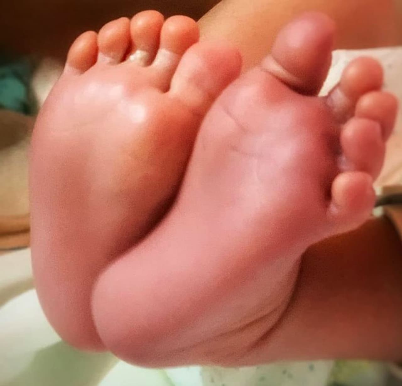 ഇസഹാക്ക് ജനച്ചപ്പോള് കുഞ്ചാക്കോ ബോബന് ഇന്സ്റ്റാഗ്രാമില് പോസ്റ്റ് ചെയ്ത ചിത്രം. ഇസഹാക്ക് ജനച്ചപ്പോള് കുഞ്ചാക്കോ ബോബന് ഇന്സ്റ്റാഗ്രാമില് പോസ്റ്റ് ചെയ്ത ചിത്രം.