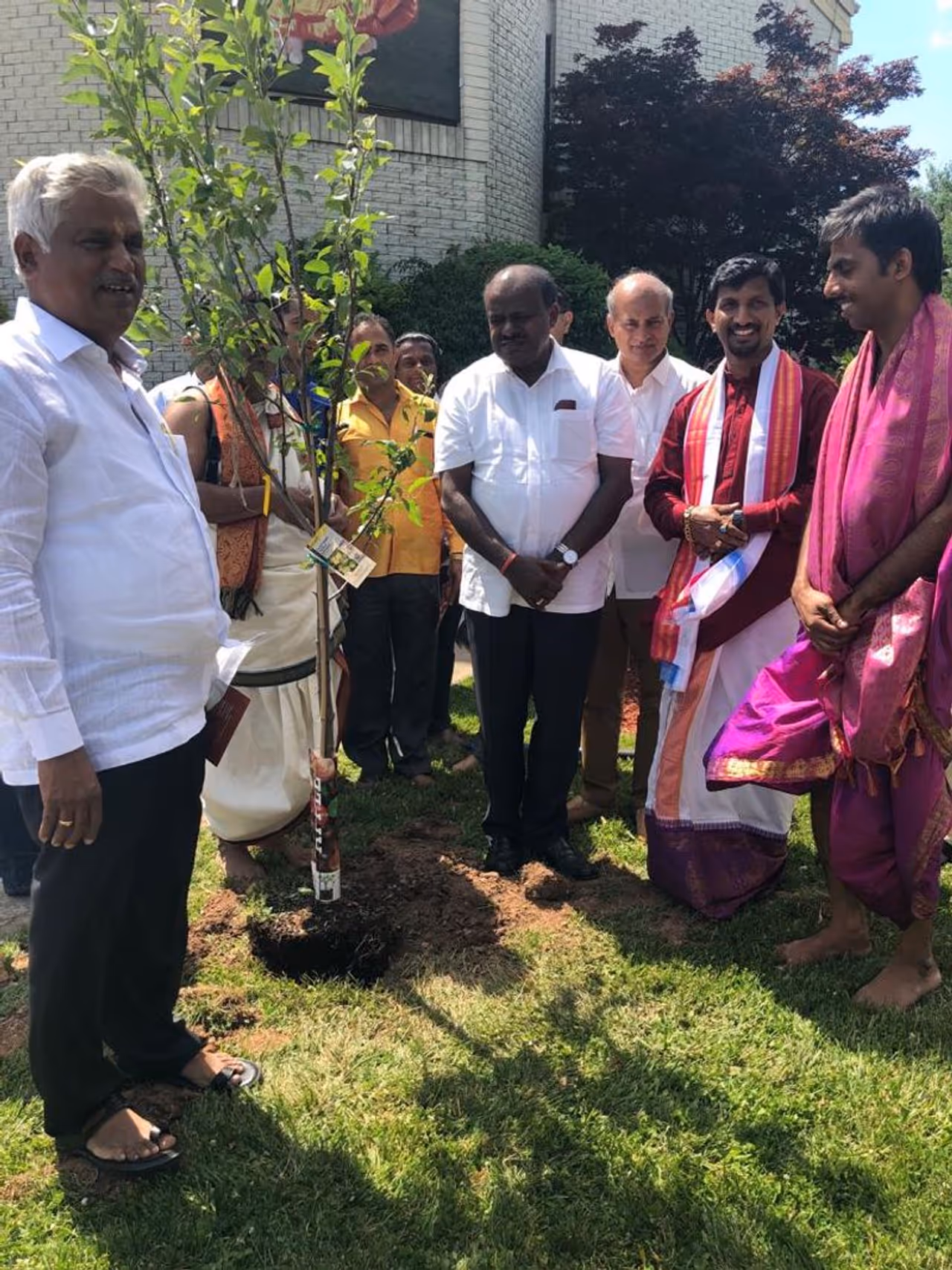 ಶಾಖಾ ಮಠದ ಆವರಣದಲ್ಲಿ ಸಸಿ ನೆಟ್ಟ ಸಿಎಂ. ಶಾಖಾ ಮಠದ ಆವರಣದಲ್ಲಿ ಸಸಿ ನೆಟ್ಟ ಸಿಎಂ.