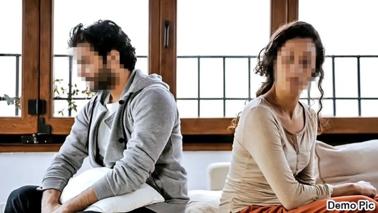 పెళ్లి అనగానే అమ్మాయిలు ఎంతగానో ఊహించుకుంటారు. కాబోయే భర్త ఇలా ఉండాలి.. ఇలా ఉండాలి.. నన్ను ఇలా చూసుకోవాలని కలల్లోనూ విహరిస్తారు. పాపం ఆ అమ్మాయి కూడా అంతే ఊహించుకుంది. ఆమె ఆ ఊహల్లో ఉండగానే... ఇంట్లో పెళ్లి కుదిర్చారు. చూడటానికి అబ్బాయి బాగున్నాడు.. మంచి ఉద్యోగం చేస్తున్నాడు కదా అని ఆమె కూడా పెళ్లికి అంగీకరించింది. పెళ్లి అనగానే అమ్మాయిలు ఎంతగానో ఊహించుకుంటారు. కాబోయే భర్త ఇలా ఉండాలి.. ఇలా ఉండాలి.. నన్ను ఇలా చూసుకోవాలని కలల్లోనూ విహరిస్తారు. పాపం ఆ అమ్మాయి కూడా అంతే ఊహించుకుంది. ఆమె ఆ ఊహల్లో ఉండగానే... ఇంట్లో పెళ్లి కుదిర్చారు. చూడటానికి అబ్బాయి బాగున్నాడు.. మంచి ఉద్యోగం చేస్తున్నాడు కదా అని ఆమె కూడా పెళ్లికి అంగీకరించింది.