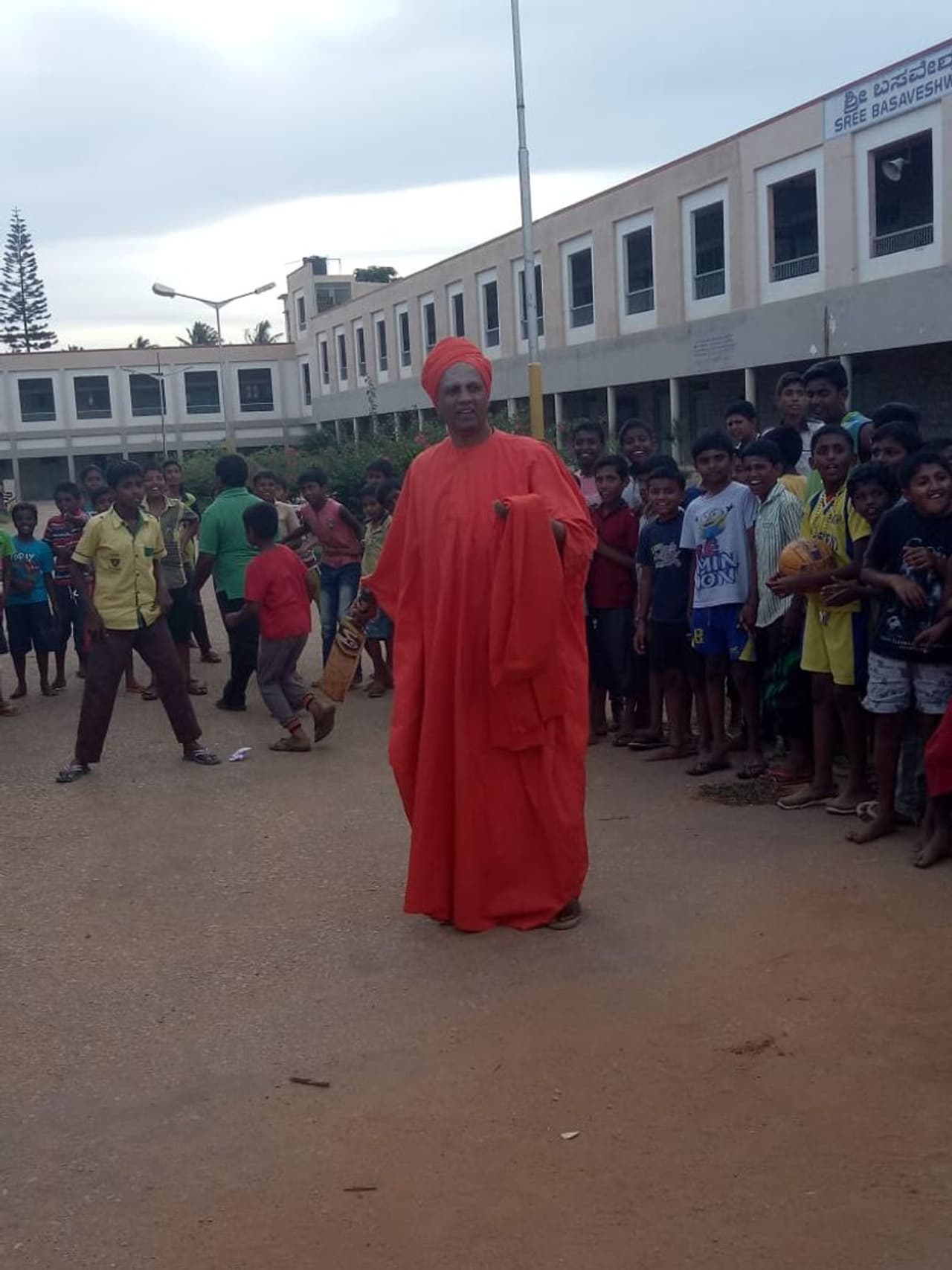 ಮಕ್ಕಳ ಜತೆ ಮಕ್ಕಳಾದ ಸಿದ್ದಗಂಗಾ ಶ್ರೀಗಳು ಮಕ್ಕಳ ಜತೆ ಮಕ್ಕಳಾದ ಸಿದ್ದಗಂಗಾ ಶ್ರೀಗಳು