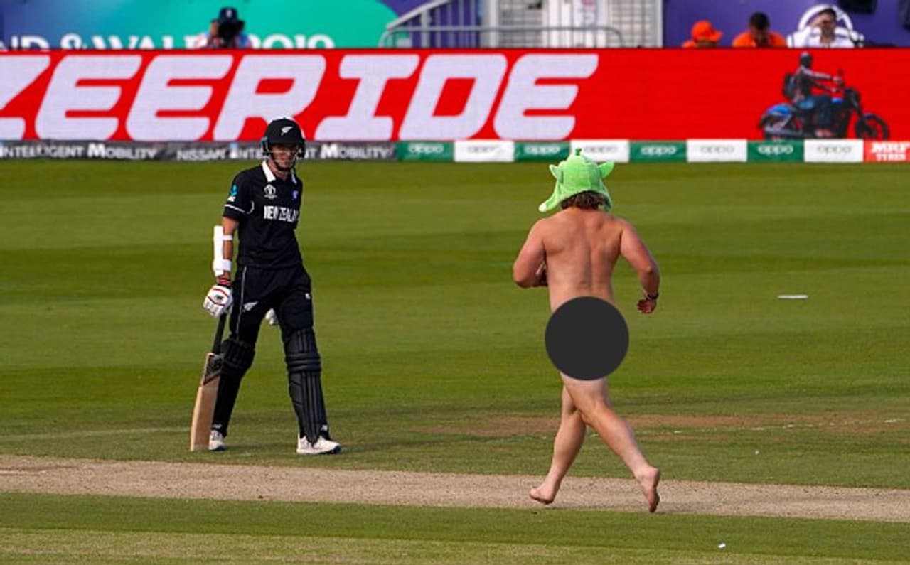 ലോകകപ്പിലെ ഇംഗ്ലണ്ട് ന്യൂസിലന്‍ഡ് മത്സരത്തിനിടെ ഗ്രൗണ്ടില്‍ അതിക്രമിച്ച് കയറിയ ആള്‍ കിവീസ് ബാറ്റ്സ്മാന് സമീപം