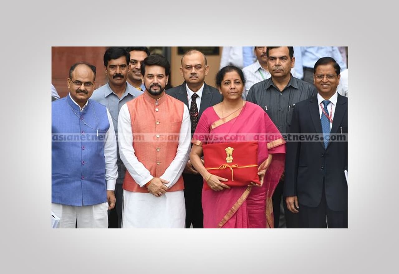 ബഡ്ജറ്റ് അവതരണത്തിനായി കേന്ദ്ര ധനമന്ത്രി നിര്മ്മല സീതാരാമനും സഹമന്ത്രി അനുരാഗ് ഠാക്കൂറും പാര്ലമെന്റിലേക്ക് . ബഡ്ജറ്റ് അവതരണത്തിനായി കേന്ദ്ര ധനമന്ത്രി നിര്മ്മല സീതാരാമനും സഹമന്ത്രി അനുരാഗ് ഠാക്കൂറും പാര്ലമെന്റിലേക്ക് .