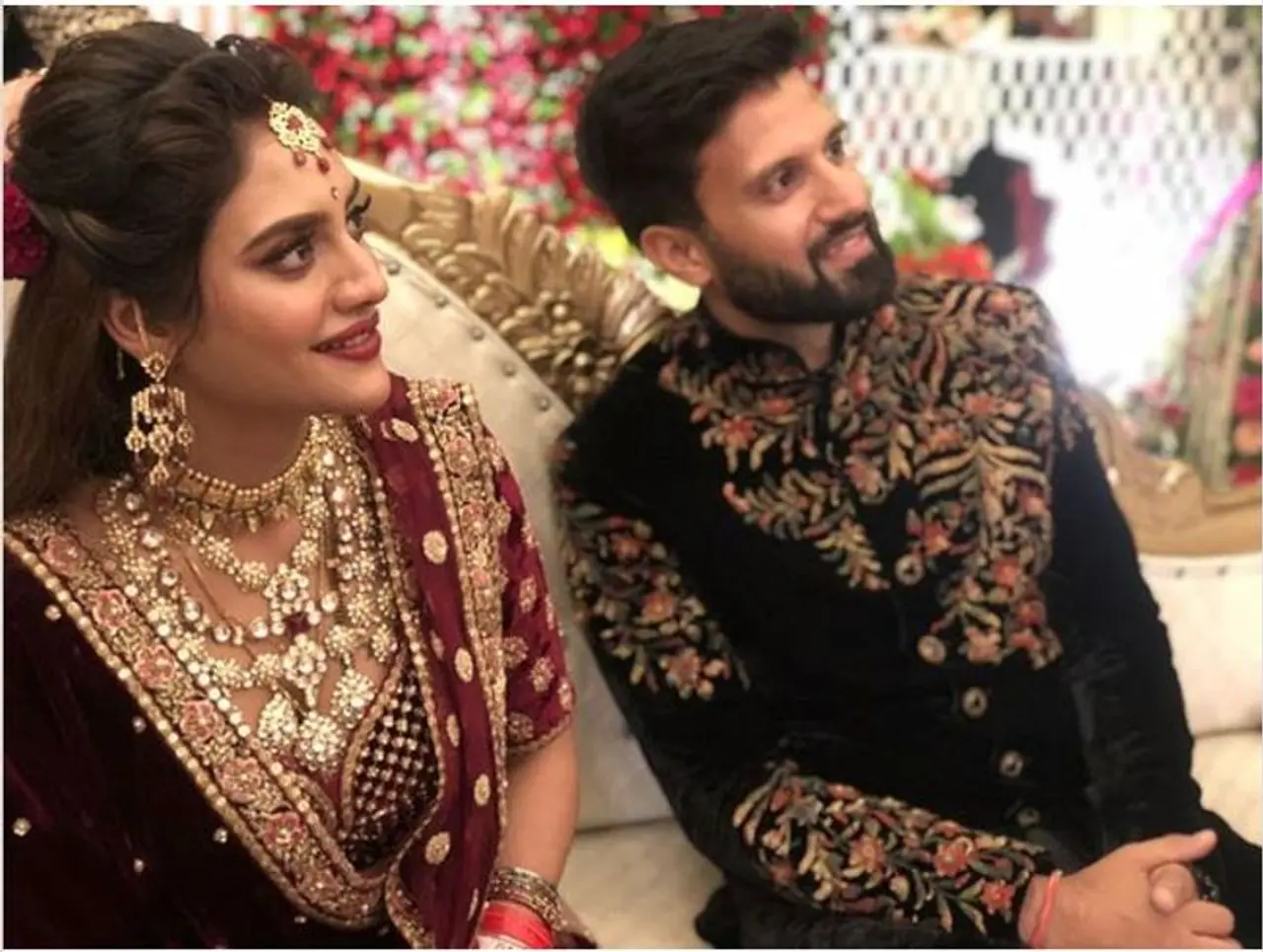 ನಟಿ ಹಾಗೂ ಟಿಎಂಸಿ ಸಂಸದೆ ನುಸ್ರತ್ ಜಹಾನ್ ಉದ್ಯಮಿ ನಿಖಿಲ್ ಜೈನ್ ಕೈ ಹಿಡಿದಿದ್ದಾರೆ. ನಟಿ ಹಾಗೂ ಟಿಎಂಸಿ ಸಂಸದೆ ನುಸ್ರತ್ ಜಹಾನ್ ಉದ್ಯಮಿ ನಿಖಿಲ್ ಜೈನ್ ಕೈ ಹಿಡಿದಿದ್ದಾರೆ.