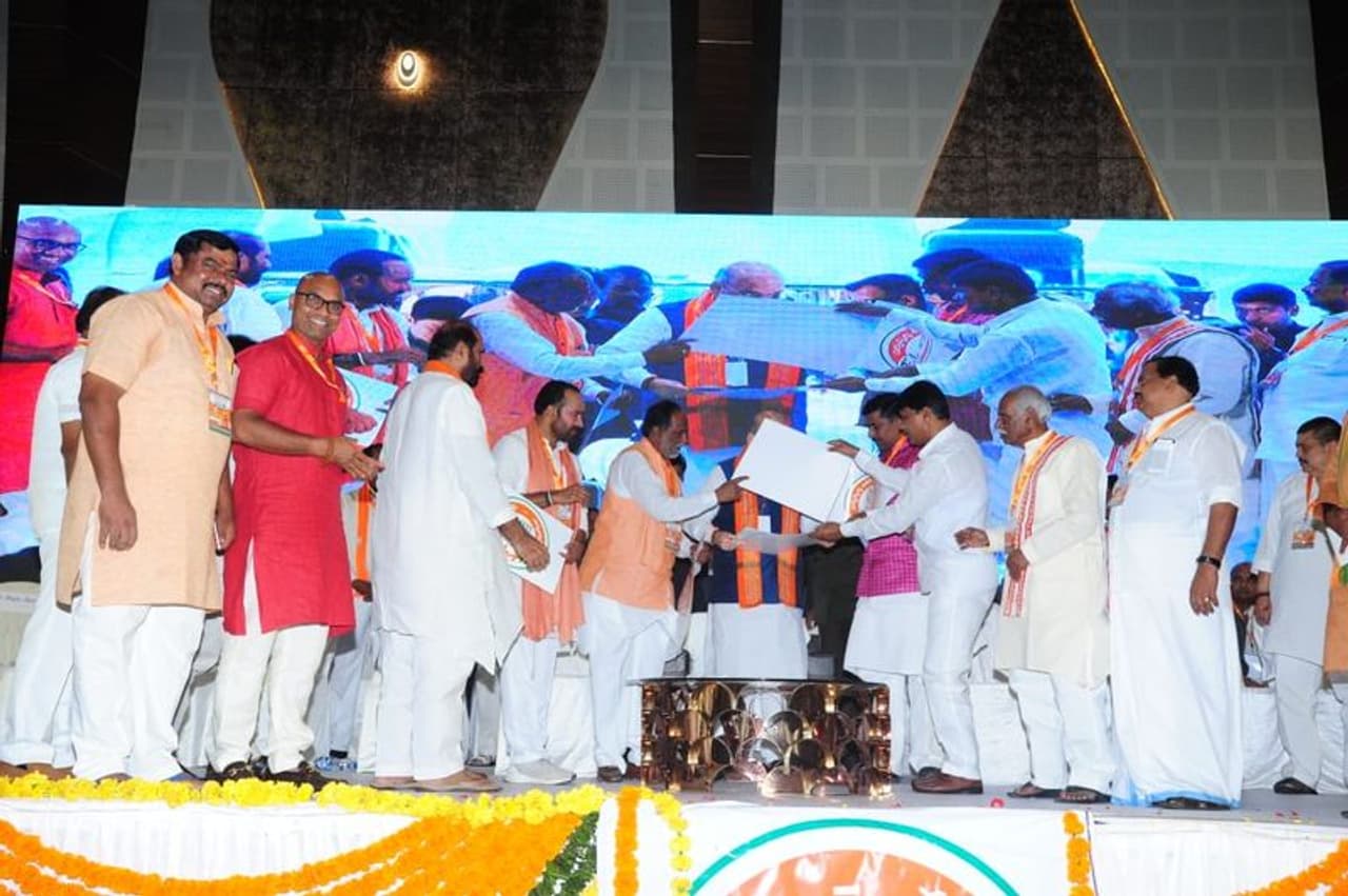 తెలంగాణలో అమిత్ షా పర్యటన: కాషాయదళంలో చేరిన కీలక నేతలు తెలంగాణలో అమిత్ షా పర్యటన: కాషాయదళంలో చేరిన కీలక నేతలు