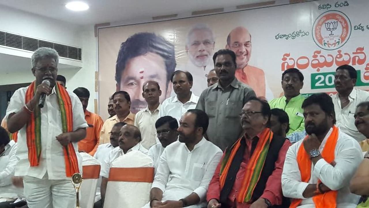 విజయవాడలో బీజేపీ సభ్యత్వ నమోదులో పాల్గొన్న కిషన్ రెడ్డి (ఫోటోలు) విజయవాడలో బీజేపీ సభ్యత్వ నమోదులో పాల్గొన్న కిషన్ రెడ్డి (ఫోటోలు)