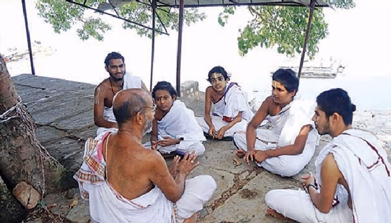 ಸಂಸ್ಕೃತ ಗ್ರಾಮ ಎಂದೇ ಜನಪ್ರಿಯ ಸಂಸ್ಕೃತ ಗ್ರಾಮ ಎಂದೇ ಜನಪ್ರಿಯ