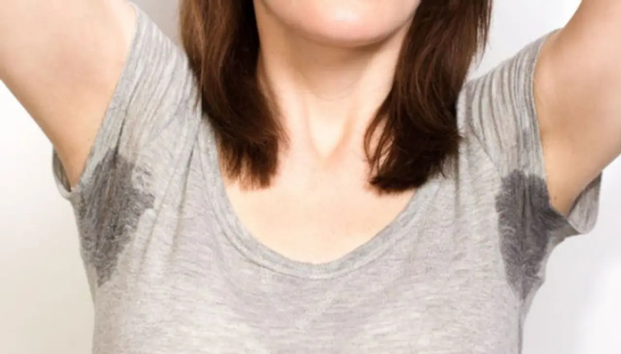 <p><strong>ಬೆವರು ಏಕೆ ದುರ್ವಾಸನೆ ಬೀರುತ್ತದೆ?</strong><br />ಬೆವರಿನ ವಾಸನೆಯು ಸಂಪೂರ್ಣವಾಗಿ ನೈರ್ಮಲ್ಯ ಅಭ್ಯಾಸಗಳು ಮತ್ತು ತಿನ್ನೋ ಆಹಾರದ ಮೇಲೆ ನಿರ್ಧರಿತವಾಗುತ್ತದೆ.&nbsp;ದೇಹವು ನೀರಿಗಿಂತ ಹೆಚ್ಚು ಕೆಫೀನ್ ಅನ್ನು ತೆಗೆದುಕೊಂಡಾಗ ಮತ್ತು &nbsp;ನಿಯಮಿತವಾಗಿ ಸ್ನಾನ ಮಾಡದಿದ್ದಾಗ, ಅಂತಹ ಅಭ್ಯಾಸಗಳು ಬೆವರಿನಲ್ಲಿ ಕೆಟ್ಟ ವಾಸನೆಯನ್ನು ಉಂಟುಮಾಡುತ್ತವೆ. ತಾಲೀಮು, ಒತ್ತಡ ಅಥವಾ ಶಾಖದಿಂದಾಗಿ ದೇಹದಿಂದ ಬೆವರು ಹೊರಬರುತ್ತದೆ. ಆದರೆ ಬ್ಯಾಕ್ಟೀರಿಯಾಗಳು ಚರ್ಮದ ಮೇಲೆ ಕರಗಿದಾಗ ದುರ್ವಾಸನೆ ಬೀರುತ್ತದೆ. ಚರ್ಮದ ಮೇಲಿನ ಸತ್ತ ಚರ್ಮದ ಬ್ಯಾಕ್ಟೀರಿಯಾಗಳು ಬೆಳೆಯಲು ಸ್ಥಳವಾಗಿದೆ ಎಂದು ನಮಗೆ ತಿಳಿಸಿ, ಪ್ರತಿದಿನ ಸ್ವಚ್ಛಗೊಳಿಸದಿದ್ದರೆ, ದುರ್ವಾಸನೆ ಬೀರಲು ಪ್ರಾರಂಭಿಸುತ್ತದೆ.&nbsp;</p>