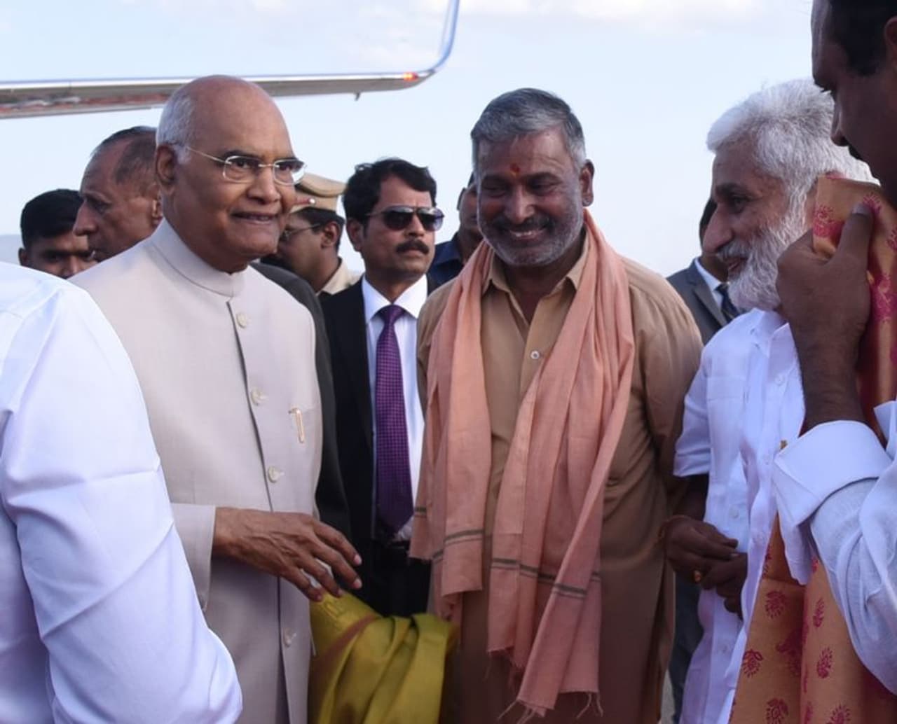 రాష్ట్రపతికి నరసింహన్, జగన్ స్వాగతం (ఫొటోలు) రాష్ట్రపతికి నరసింహన్, జగన్ స్వాగతం (ఫొటోలు)