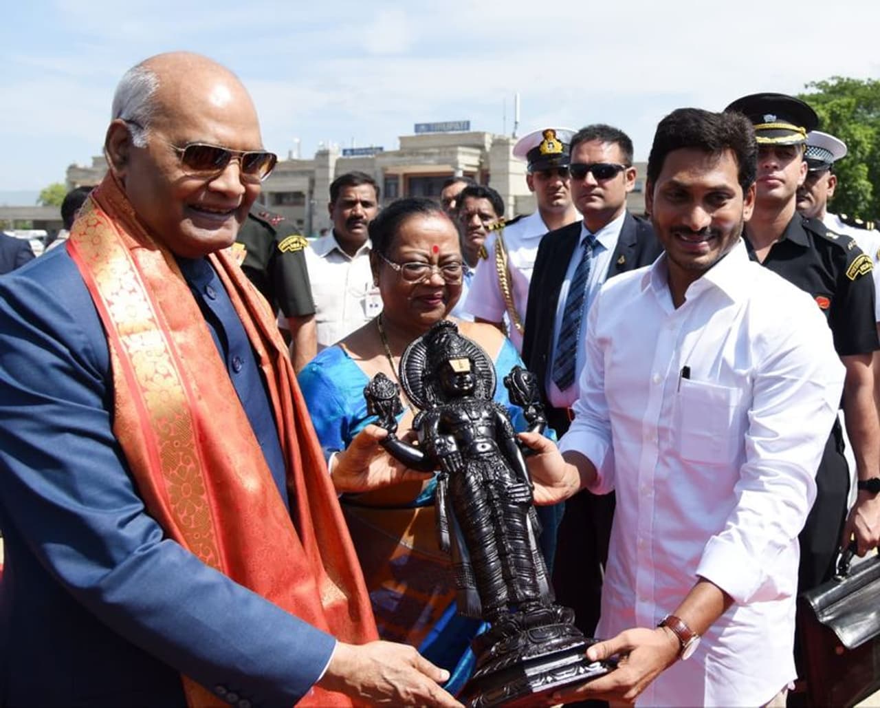 రాష్ట్రపతికి జగన్ వీడ్కోలు