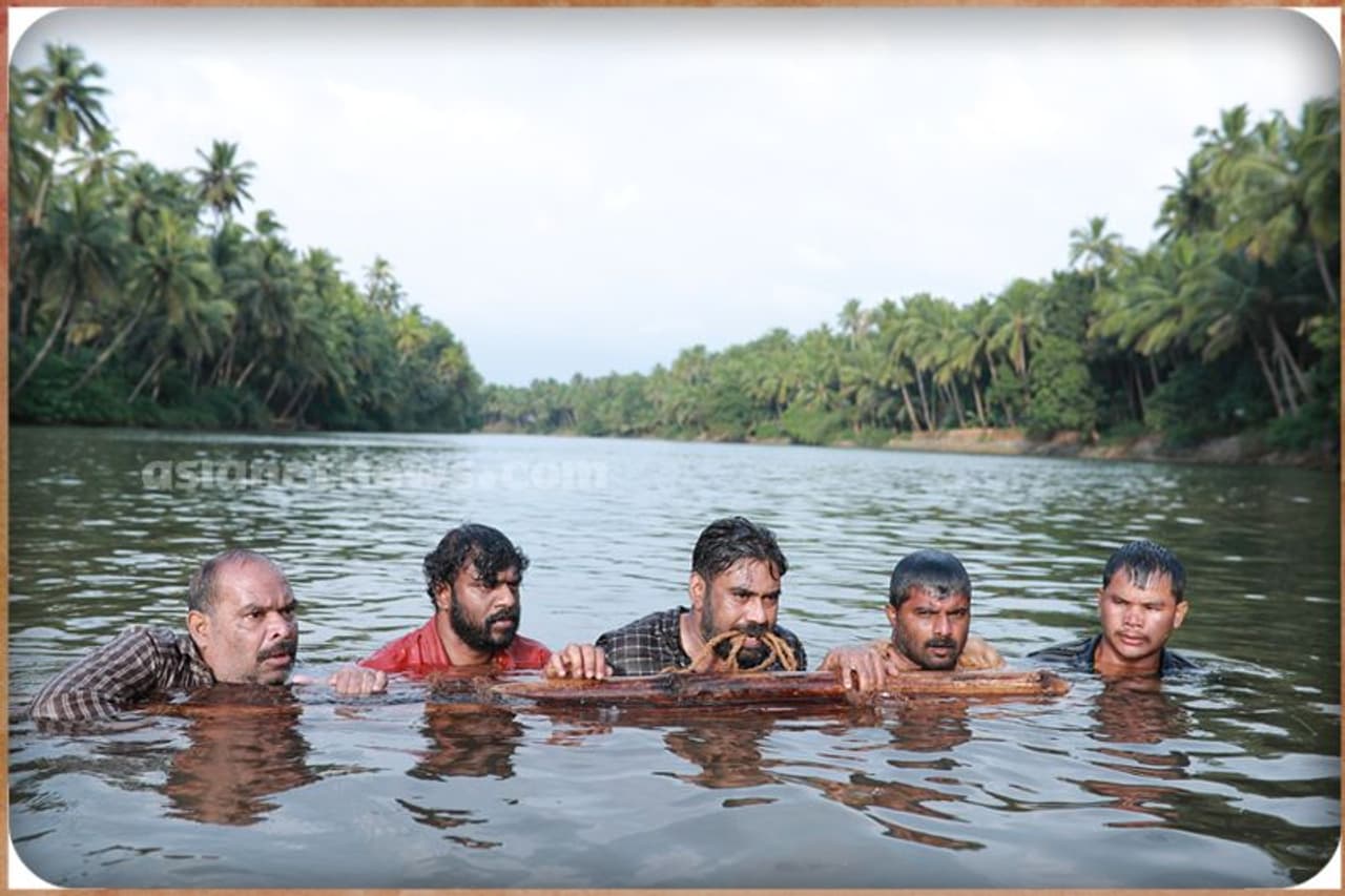ബിജു മേനോന് നായകനായ ചിത്രം പതുക്കെയാണെങ്കിലും കുടുംബപ്രക്ഷകരെ തിയേറ്ററിലേക്ക് ആകര്ഷിക്കുന്നു. വാർക്കപണിക്കാരനായ സുനിയുടെയും കൂട്ടരുടെയും തമാശകളും അവരുടെ ജീവിത പ്രാരാബ്ധങ്ങളിലൂടെയുമാണ് ചിത്രത്തിന്റെ സഞ്ചാരം. ബിജു മേനോന് നായകനായ ചിത്രം പതുക്കെയാണെങ്കിലും കുടുംബപ്രക്ഷകരെ തിയേറ്ററിലേക്ക് ആകര്ഷിക്കുന്നു. വാർക്കപണിക്കാരനായ സുനിയുടെയും കൂട്ടരുടെയും തമാശകളും അവരുടെ ജീവിത പ്രാരാബ്ധങ്ങളിലൂടെയുമാണ് ചിത്രത്തിന്റെ സഞ്ചാരം.
