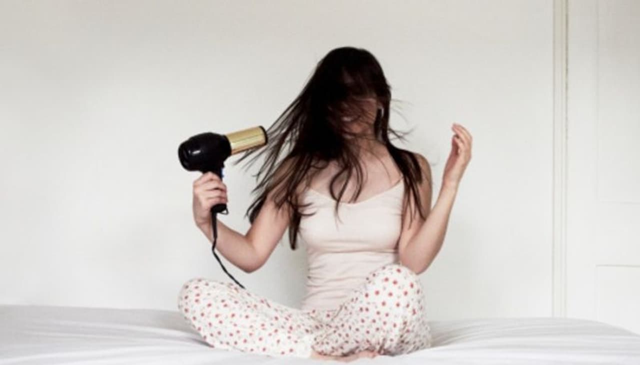 <p><strong>ಹಠಮಾರಿ ಸ್ಟಿಕ್ಕರ್ : </strong>ಮಕ್ಕಳು ಆ ಕಾರ್ಟೂನ್ ಕ್ಯಾರೆಕ್ಟರ್ ಸ್ಟಿಕ್ಕರ್ ಅನ್ನು ಮನೆಯಲ್ಲಿ ಎಲ್ಲೆಡೆ ಅಂಟಿಸುವುದನ್ನು ಇಷ್ಟಪಡುತ್ತಾರೆ ಆದರೆ ಇವುಗಳು ನಿಮ್ಮ ಮನೆಯನ್ನು ಕಳಪೆಯಾಗಿ ಕಾಣುವಂತೆ ಮಾಡುತ್ತದೆ. ಅವುಗಳಲ್ಲಿ ಹೆಚ್ಚಿನವು ತುಂಬಾ ಹಠಮಾರಿ, ನೀವು ಅವುಗಳನ್ನು ತೆಗೆಯಲು ಪ್ರಯತ್ನಿಸುವಾಗ ಅವು ಅರ್ಧದಷ್ಟು ಹರಿದುಹೋಗುತ್ತವೆ, ಅದು ಇನ್ನಷ್ಟು ಕೆಟ್ಟದಾಗಿ ಕಾಣುತ್ತದೆ. </p> <p><strong>ಹಠಮಾರಿ ಸ್ಟಿಕ್ಕರ್ : </strong>ಮಕ್ಕಳು ಆ ಕಾರ್ಟೂನ್ ಕ್ಯಾರೆಕ್ಟರ್ ಸ್ಟಿಕ್ಕರ್ ಅನ್ನು ಮನೆಯಲ್ಲಿ ಎಲ್ಲೆಡೆ ಅಂಟಿಸುವುದನ್ನು ಇಷ್ಟಪಡುತ್ತಾರೆ ಆದರೆ ಇವುಗಳು ನಿಮ್ಮ ಮನೆಯನ್ನು ಕಳಪೆಯಾಗಿ ಕಾಣುವಂತೆ ಮಾಡುತ್ತದೆ. ಅವುಗಳಲ್ಲಿ ಹೆಚ್ಚಿನವು ತುಂಬಾ ಹಠಮಾರಿ, ನೀವು ಅವುಗಳನ್ನು ತೆಗೆಯಲು ಪ್ರಯತ್ನಿಸುವಾಗ ಅವು ಅರ್ಧದಷ್ಟು ಹರಿದುಹೋಗುತ್ತವೆ, ಅದು ಇನ್ನಷ್ಟು ಕೆಟ್ಟದಾಗಿ ಕಾಣುತ್ತದೆ. </p>