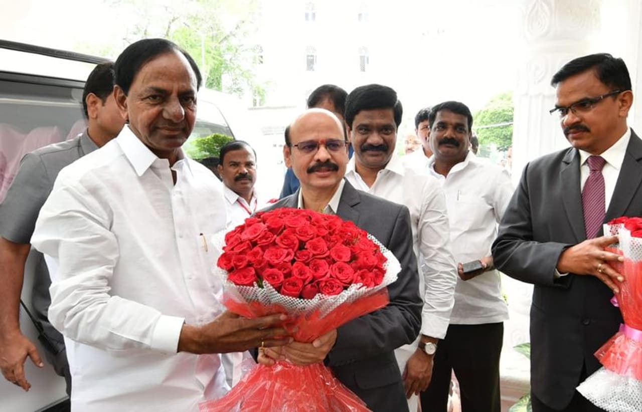 ముఖ్యమంత్రి కేసీఆర్కు స్వాగతం పలుకుతున్న అసెంబ్లీ కార్యదర్శి ముఖ్యమంత్రి కేసీఆర్కు స్వాగతం పలుకుతున్న అసెంబ్లీ కార్యదర్శి